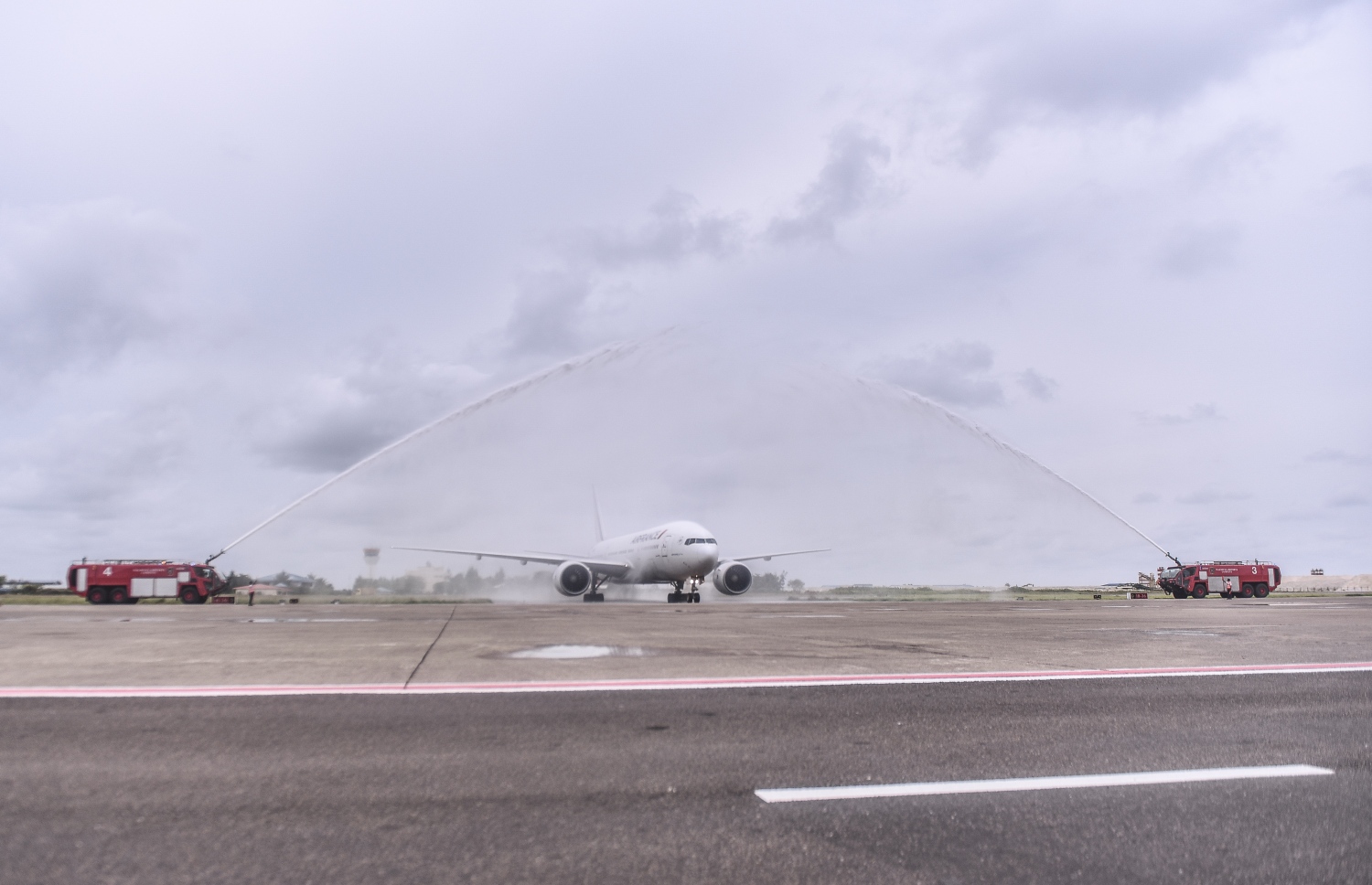 ވެލާނާ އިންޓަނޭޝަނަލް އެއާޕޯޓު: ނޮވެމްބަރު 2، 2017- ފްރާންސްގެ ގައުމީ އެއާލައިން އެއާފްރާންސް އިން ރާއްޖެ އަށް ސީދާ ދަތުރުކުރަން ފެށުމުގެ ގޮތުން އައި އެ އެއާލައިންގެ ފުރަތަމަ މަތިންދާބޯޓަށް ވެލާނާ އިންޓަނޭޝަނަލް އެއާޕޯޓުން ވޯޓާ ސެލިއުޓެއް ދެނީ.---ފޮޓޯ: ހުސެއިން ވަހީދު/މިހާރު