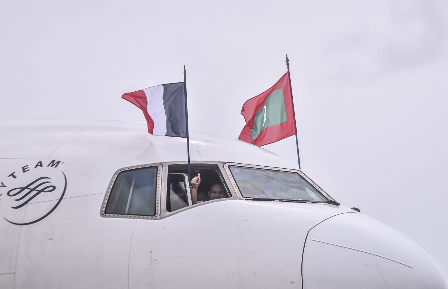 ވެލާނާ އިންޓަނޭޝަނަލް އެއާޕޯޓު: ނޮވެމްބަރު 2، 2017- ފްރާންސްގެ ގައުމީ އެއާލައިން އެއާފްރާންސް އިން ރާއްޖެ އަށް ސީދާ ދަތުރުކުރަން ފެށުމުގެ ގޮތުން އައި އެ އެއާލައިންގެ ފުރަތަމަ މަތިންދާބޯޓު ވެލާނާ އިންޓަނޭޝަނަލް އެއާޕޯޓަށް ޖައްސާފައިވާއިރު ޕައިލެޓް އަތުގެ އިޝާރާތުން ބަރާބަރު ކަމަށް ދައްކަނީ.---ފޮޓޯ: ހުސެއިން ވަހީދު/މިހާރު