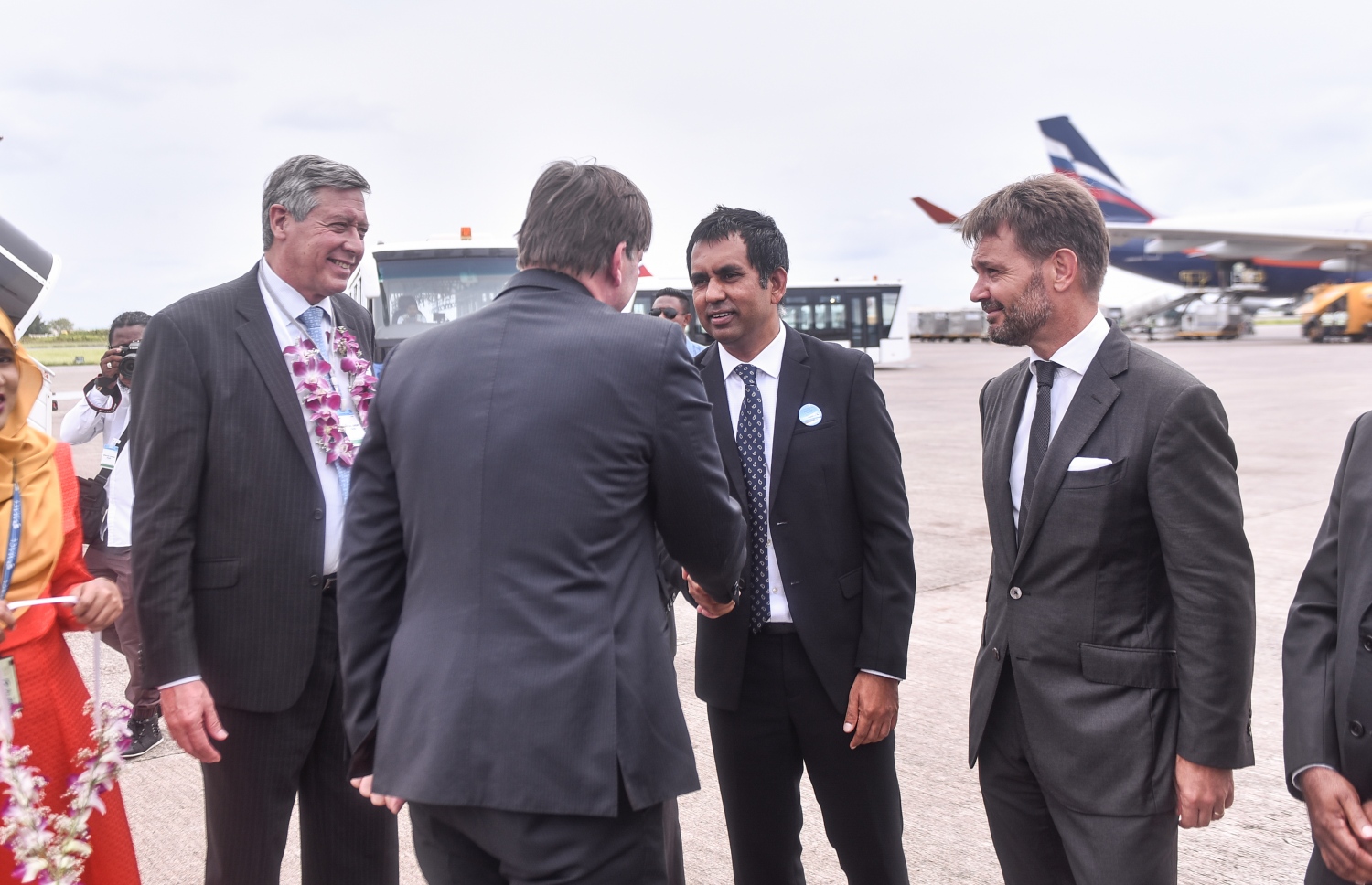 ވެލާނާ އިންޓަނޭޝަނަލް އެއާޕޯޓު: ނޮވެމްބަރު 2، 2017- ފްރާންސްގެ ގައުމީ އެއާލައިން އެއާފްރާންސް އިން ރާއްޖެ އަށް ސީދާ ދަތުރުކުރަން ފެށުމުގެ ގޮތުން އައި އެ އެއާލައިންގެ ފުރަތަމަ މަތިންދާބޯޓުން ވަޑައިގެންނެވި އޮފިޝަލަކާ އިކޮނޮމިކް މިނިސްޓަރު މުހައްމަދު ސައީދު ސަލާމް ކުރައްވަނީ.---ފޮޓޯ: ހުސެއިން ވަހީދު/މިހާރު