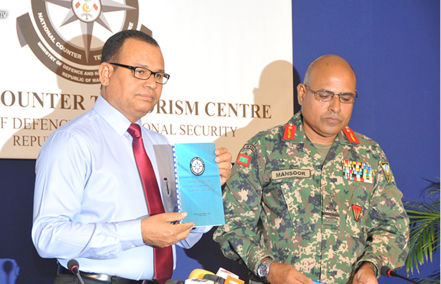 ޑިފެންސް މިނިސްޓަރު އާދަމް ޝަރީފު (ވ)، ޓެރަރިޒަމާ ދެކޮޅަށް މަސައްކަތް ކުރާނެ ގައުމީ ސްޓްރެޓެޖިކް ޕްލޭން އިއްޔެ ނެރެދެއްވާ އިރު، އަރިހުގައި އެންސީޓީސީގެ ޑިރެކްޓަ ޖެނެރަލް، އެމްއެންޑީއެފްގެ ބްރިގޭޑިއާ ޖެނެރަލް ޒަކަރިއްޔާ މަންސޫރު. -- ފޮޓޯ: އެމްއެންޑީއެފް