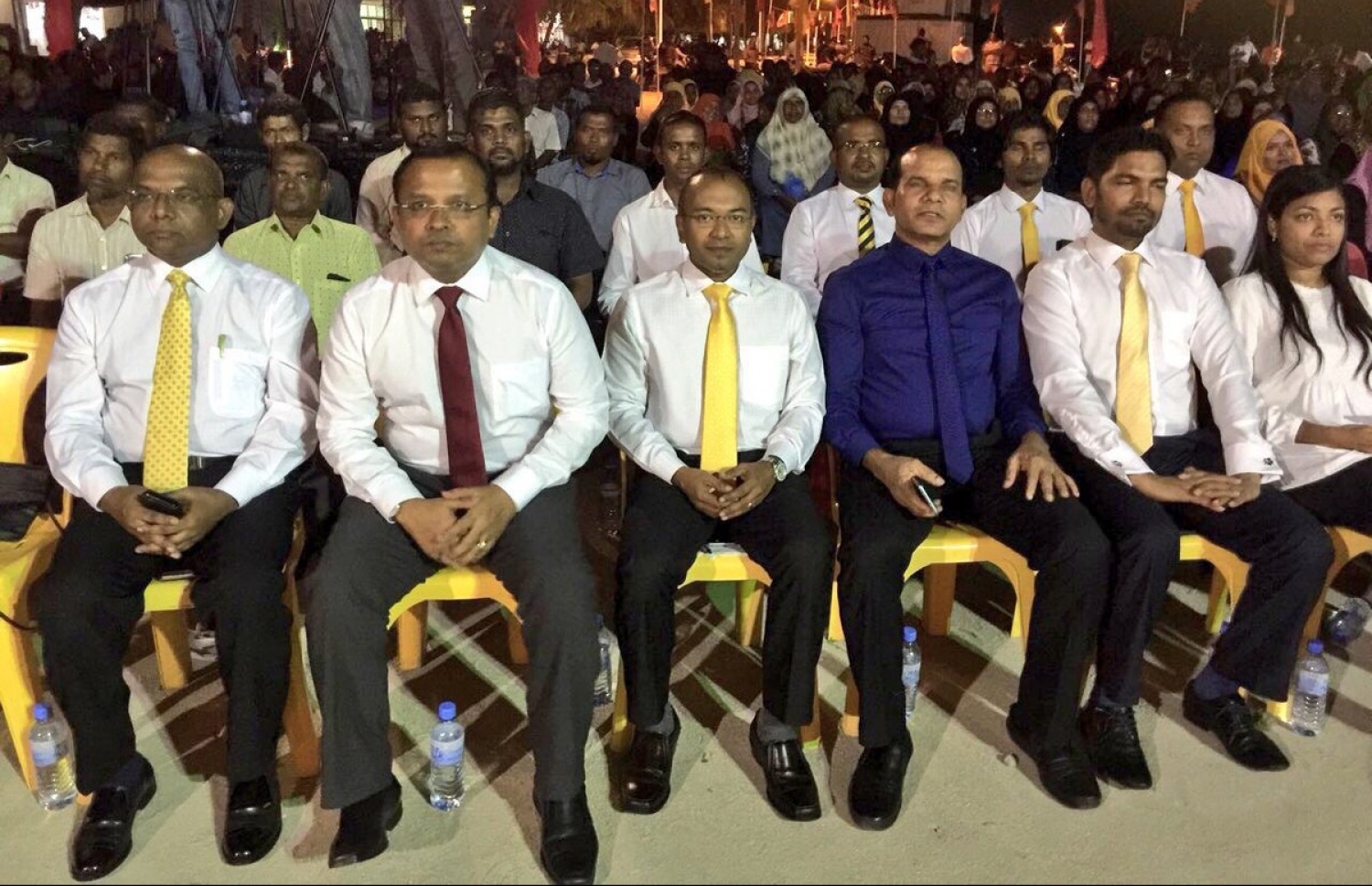 އިދިކޮޅު ކޯލިޝަނުން މިރޭ ހއ. ދިއްދޫގައި ބޭއްވި ޖަލްސާގައި މަޖިލީހުގެ ބައެއް މެމްބަރުންނާއި އެ ރަށުގެ ބައެއް މީހުން ބައިވެރިވަނީ. --ފޮޓޯ/ ޓުވިޓާ
