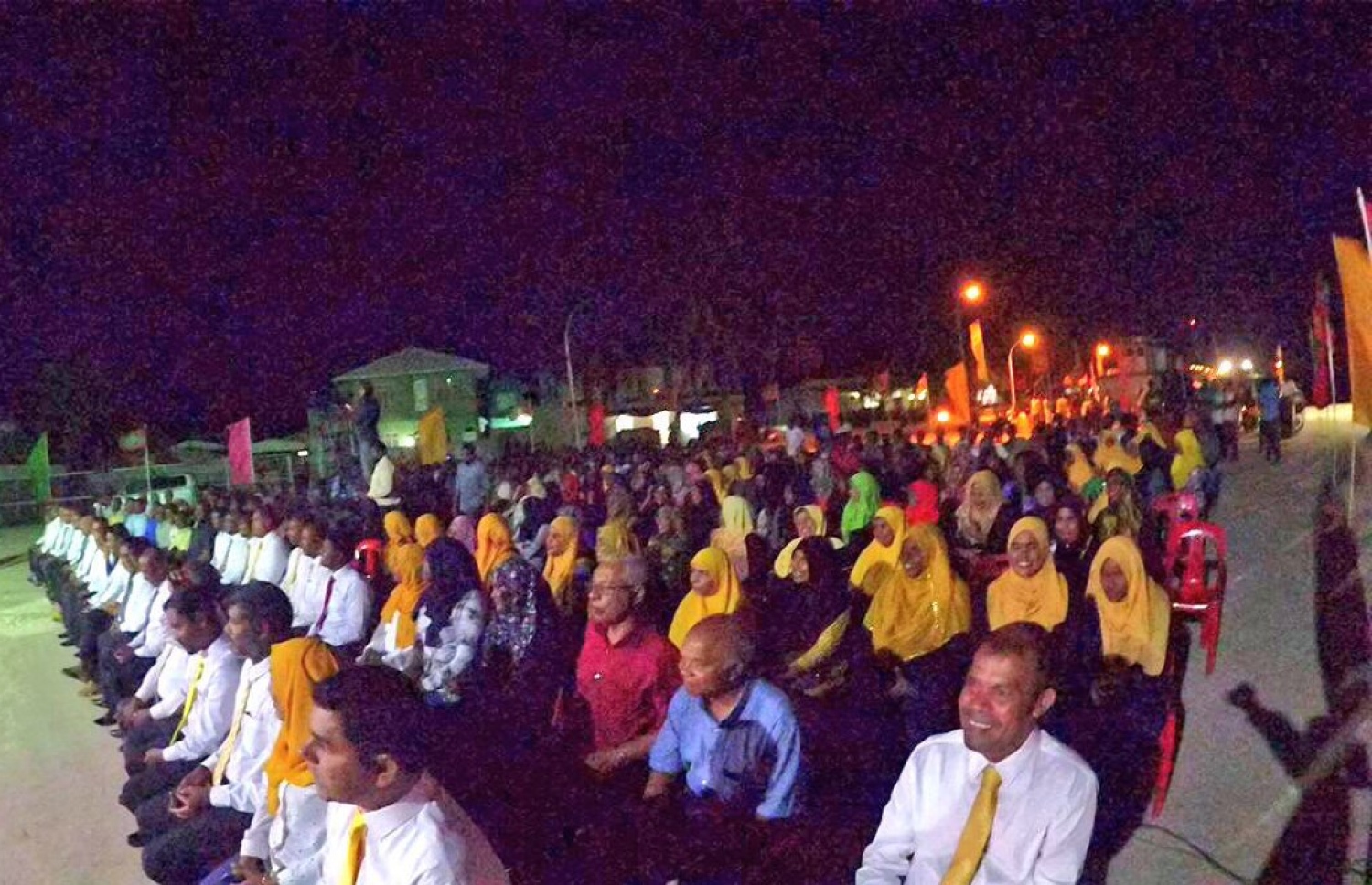 އިދިކޮޅު ކޯލިޝަނުން މިރޭ ހއ. ދިއްދޫގައި ބޭއްވި ޖަލްސާގައި އެ ރަށުގެ ގިނަ ބަޔަކު ބައިވެރިވަނީ. --ފޮޓޯ/ ޓުވިޓާ
