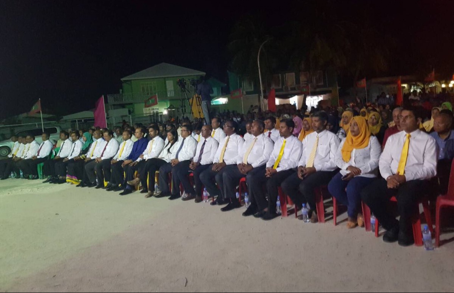 ހއ. ދިއްދޫގައި މިރޭ އިދިކޮޅު ކޯލިޝަނުން ބޭއްވި ޖަލްސާގައި މަޖިލީހުގެ ބައެއް މެމްބަރުންނާއި ޕާޓީތަކުގެ މެމްބަރުން އަދި އެ ރަށުގެ މީހުން ބައިވެރިވަނީ. --ފޮޓޯ/ޓުވިޓާ
