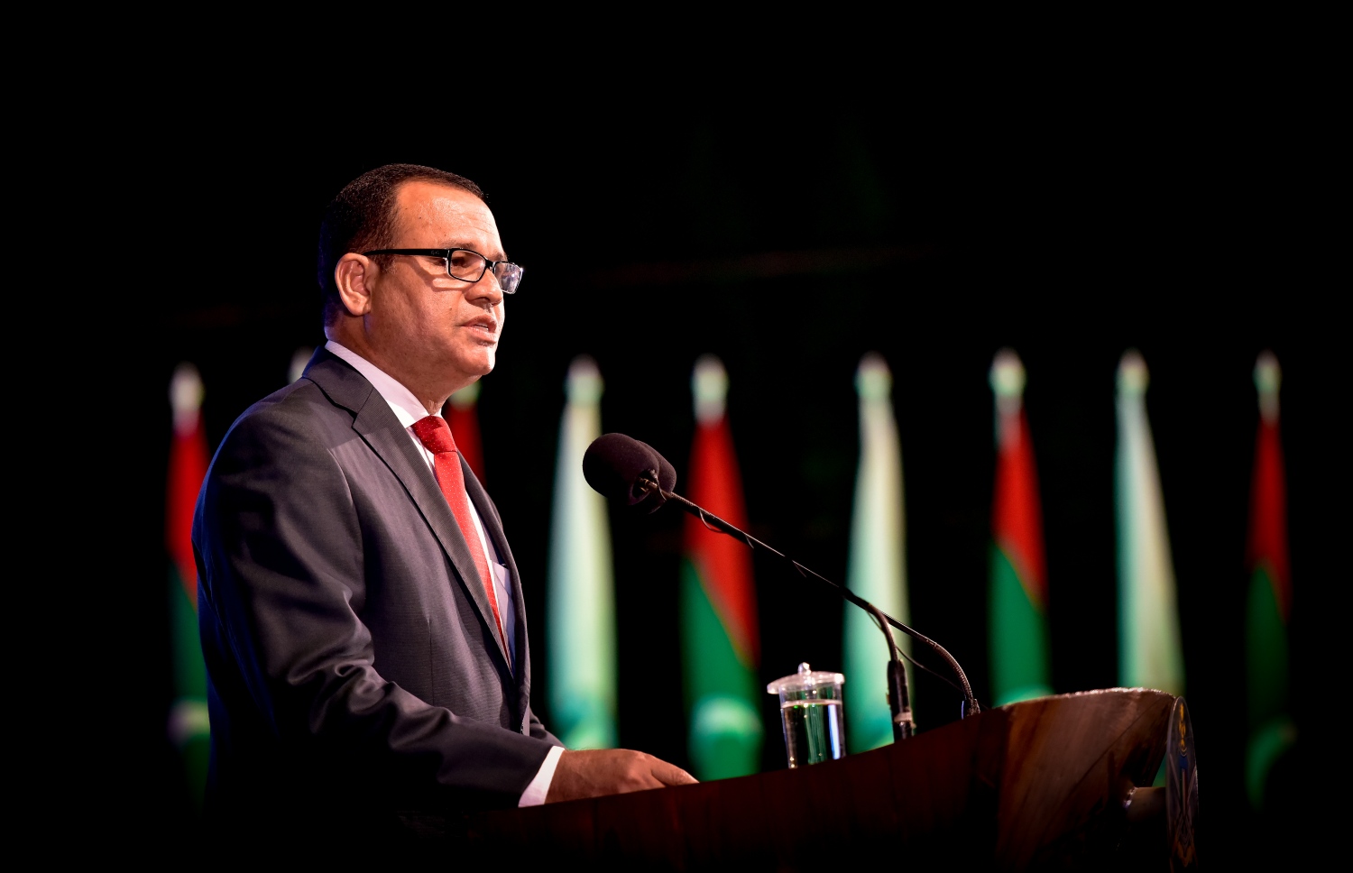 ް ޑިފެންސް މިނިސްޓަރު އާދަމް ޝަރީފް މިރޭ ނަސްރުގެ ދުވަހުގެ ޖަލްސާގައި ވާހަކަ ދައްކަވަނީ. -- ފޮޓޯ: ނިޝާން އަލީ/މިހާރު