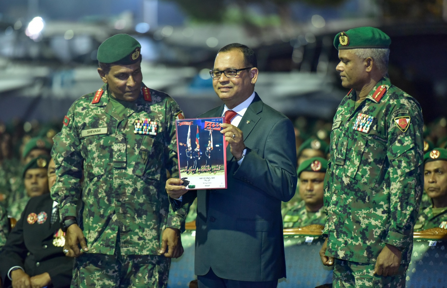 ނަސްރުގެ ދުވަހުގެ މުނާސަބަތުގައި ކަޅުތުއްކަލާ ކޮށީގައި ސިފައިން ބޭއްވި ހާާއްސަ ޖަލްސާގައި ޑިފެންސް މިނިސްޓަރު އާދަމް ޝަރީފް ސިފައިންގެ މަޖައްލާ "އަައްޑަނަ" ނެރެދެއްވަނީ. -- ފޮޓޯ: ނިޝާން އަލީ/މިހާރު