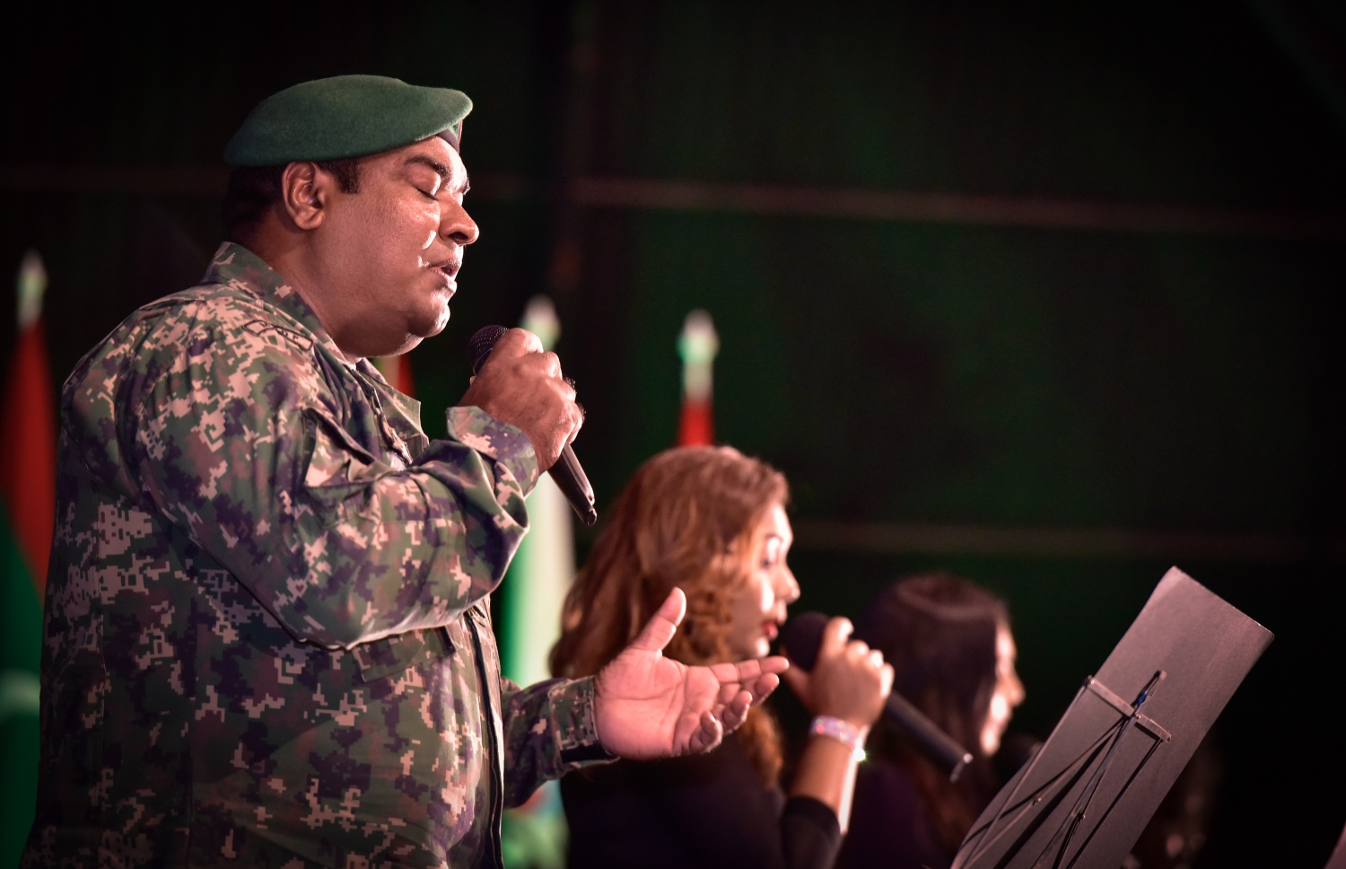 ނަސްރުގެ ދުވަހުގެ މުނާސަބަތުގައި ކަޅުތުއްކަލާ ކޮށީގައި ސިފައިން ބޭއްވި ހާާއްސަ ޖަލްސާގައި ލަވައެއް ހުށަހަޅައިދެނީ. -- ފޮޓޯ: ނިޝާން އަލީ/މިހާރު