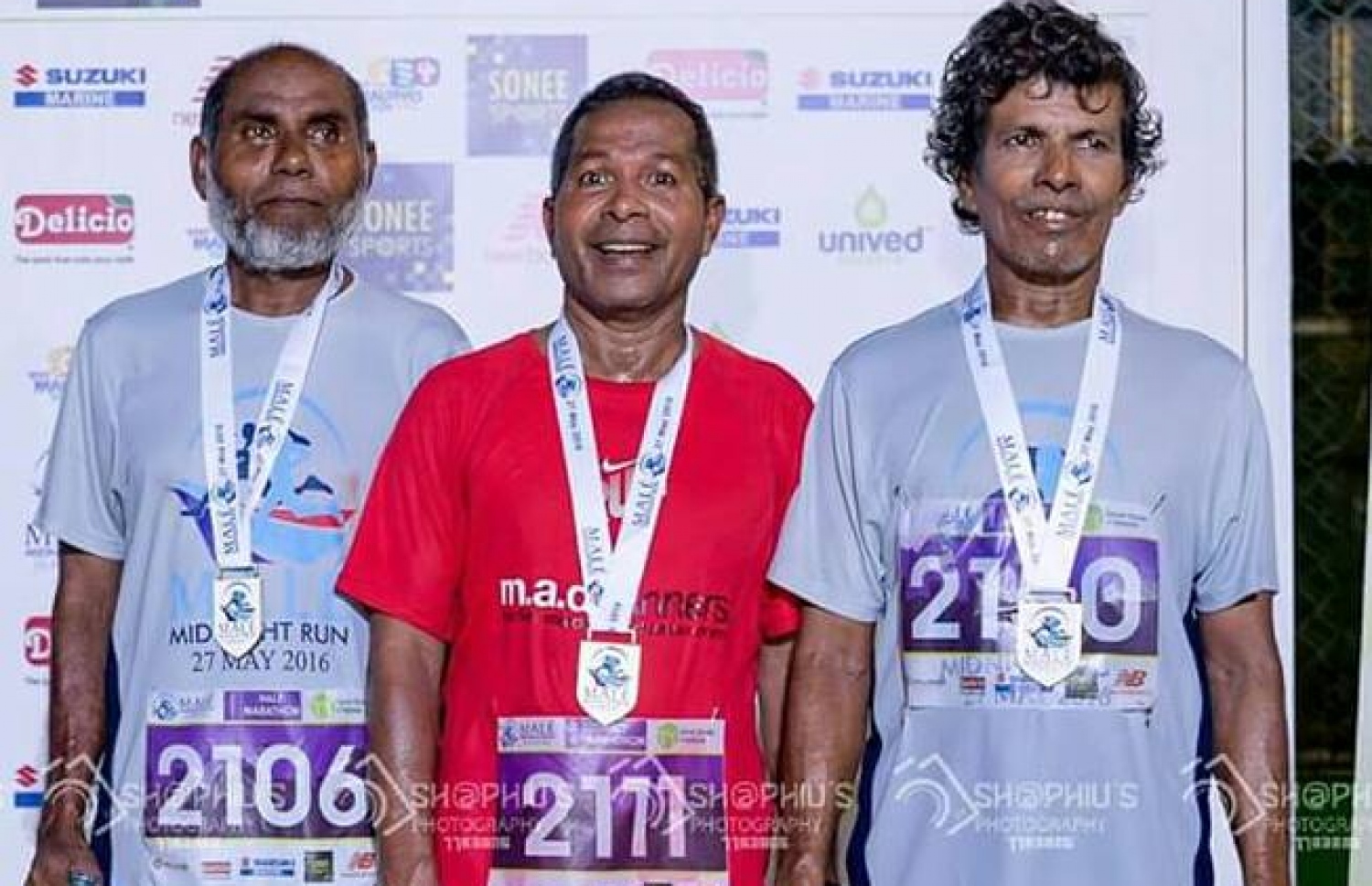 2016 ވަނަ އަހަރު ބޭއްވި މިޑްނައިޓްރަންގައި ވާދަކުރެއްވުމަށް ފަހު ވަހީދު (މެދުގައި) އިތުރު ދެ މީހަކާއެކު ފޮޓޯއަކަށް ހުއްޓިވަޑައިގެން