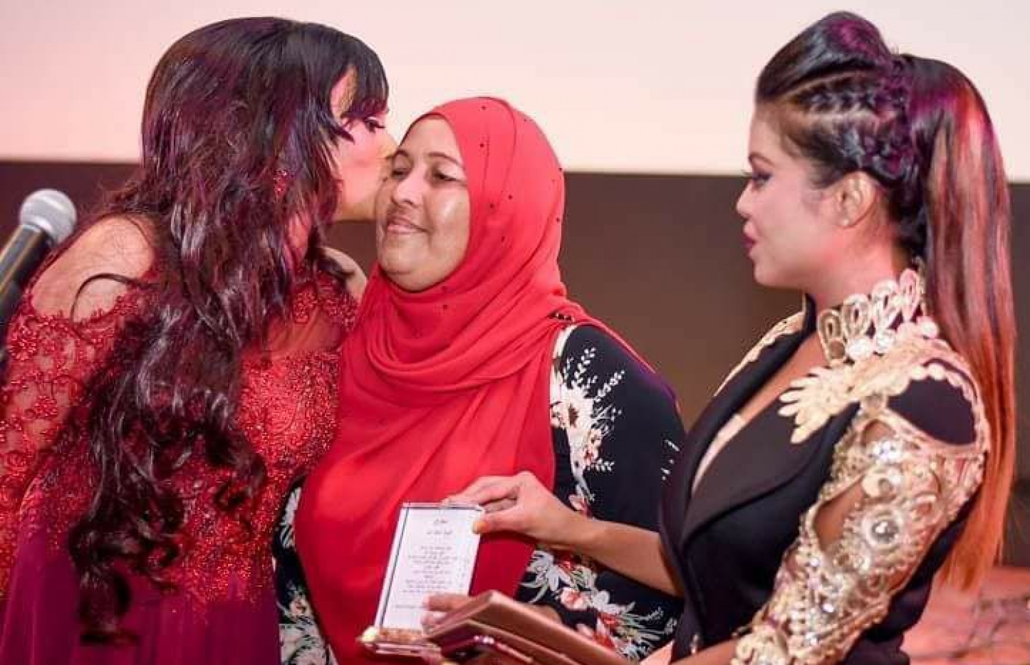 އައިންތުގެ އޭނާގެ ދެ ދަރިން އަދި ބަތަލާއިން ކަމަށްވާ އައްޒަ އާއި ރިޝްމީއާ އެކު.