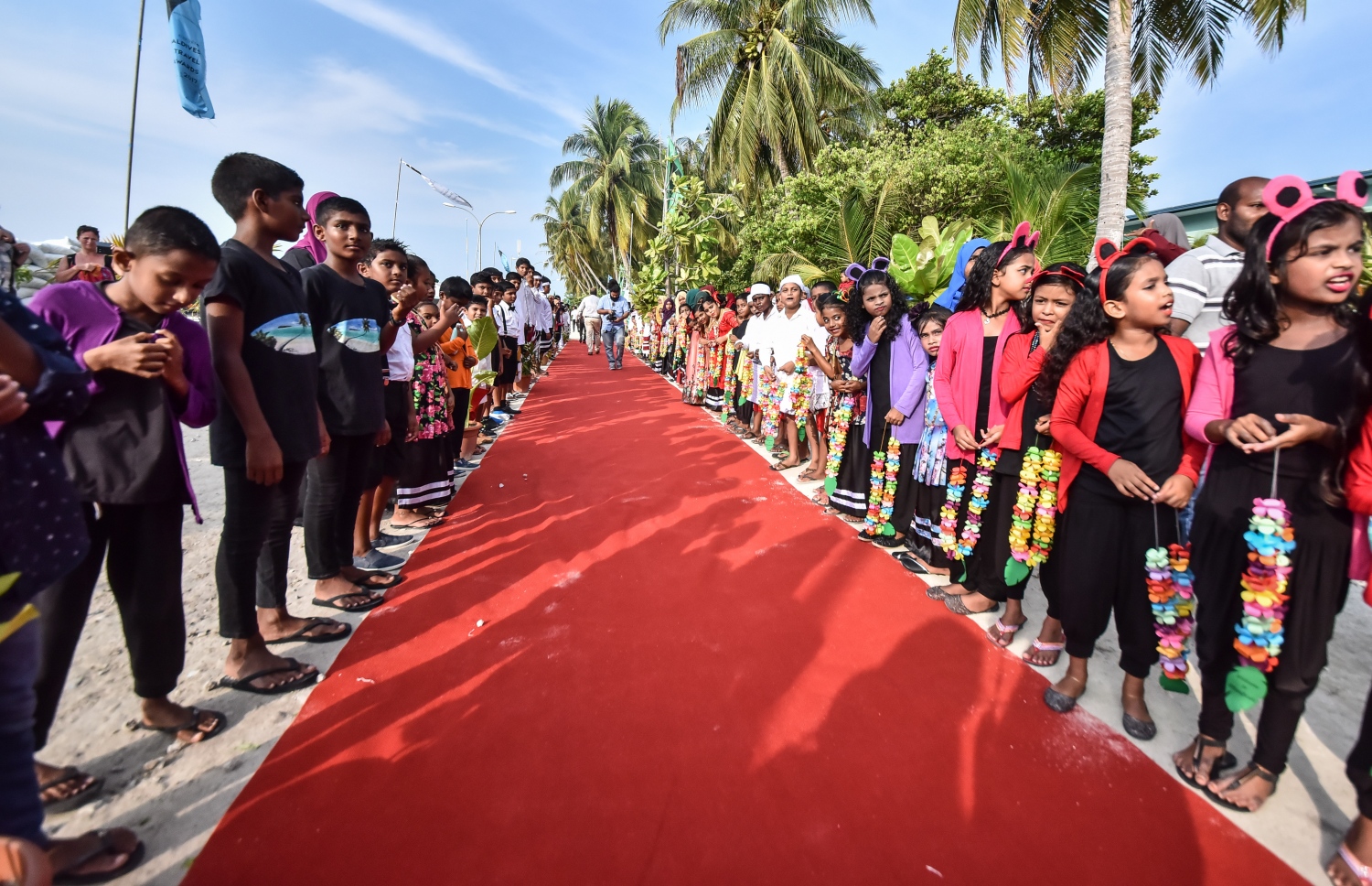 ކ. މާފުށި: ނޮވެމްބަރު 4، 2017- މިހާރު އެވޯޑްސްގެ ފަރާތުން އިންތިޒާމް ކުރި ސްޕޯޓްސް ސްޓާސް ފިއެސްޓާ އަށް ޒިޔާރަތްކުރި މެހުމާނުންނަށް މަރުހަބާ ކިތުމަށް އެއްވެ ތިބި ކުދިން.---މިހާރު ފޮޓޯ