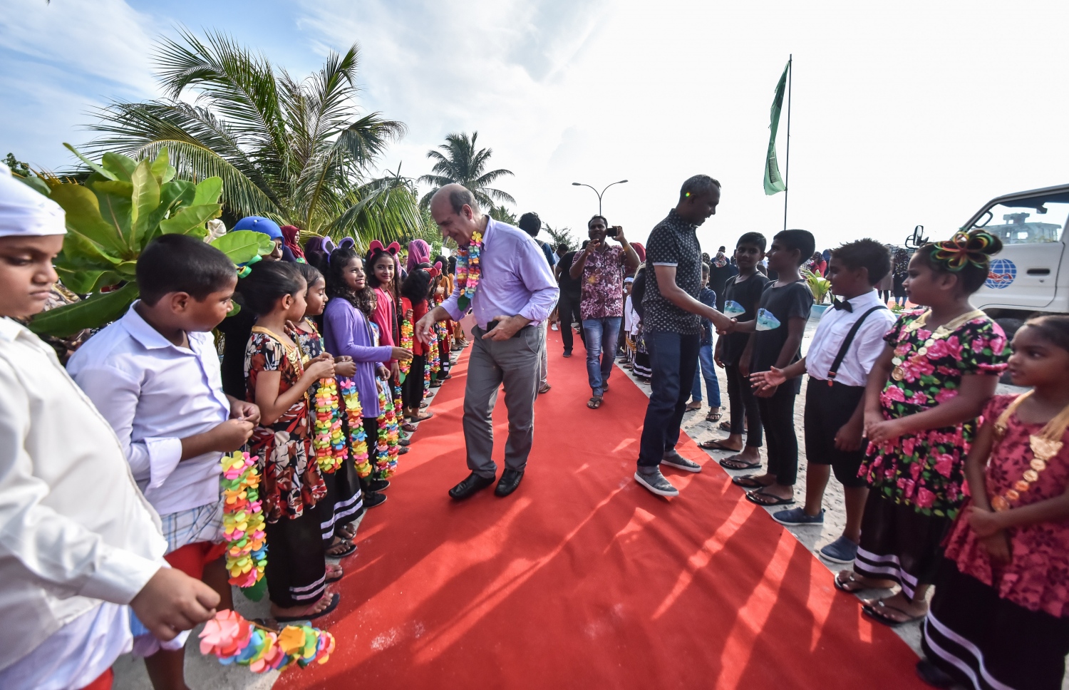 ކ. މާފުށި: ނޮވެމްބަރު 4، 2017- މިހާރު އެވޯޑްސްގެ ފަރާތުން އިންތިޒާމް ކުރި ސްޕޯޓްސް ސްޓާސް ފިއެސްޓާ އަށް ޒިޔާރަތްކުރި، ކުޅިވަރުގެ ބައެއް ތަރިން މި ރަށަށް ދިއުމުން މަރުހަބާ ކިޔަނީ.---މިހާރު ފޮޓޯ