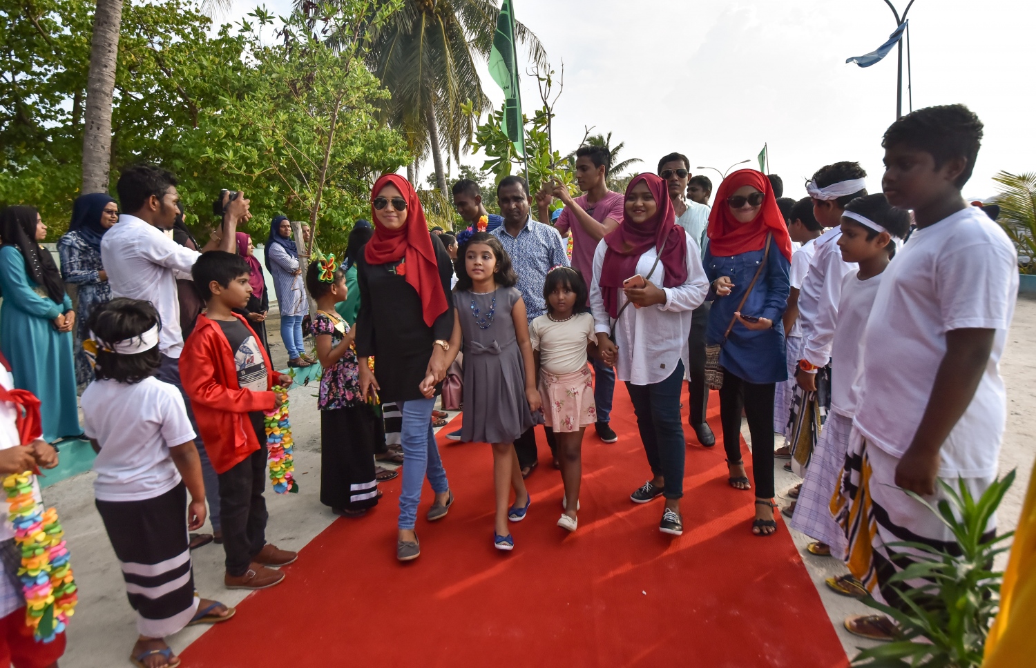 ކ. މާފުށި: ނޮވެމްބަރު 4، 2017- މިހާރު އެވޯޑްސްގެ ފަރާތުން އިންތިޒާމް ކުރި ސްޕޯޓްސް ސްޓާސް ފިއެސްޓާ އަށް ޒިޔާރަތްކުރި މެހުމާނުންނަށް މަރުހަބާ ކިޔަނީ.---މިހާރު ފޮޓޯ