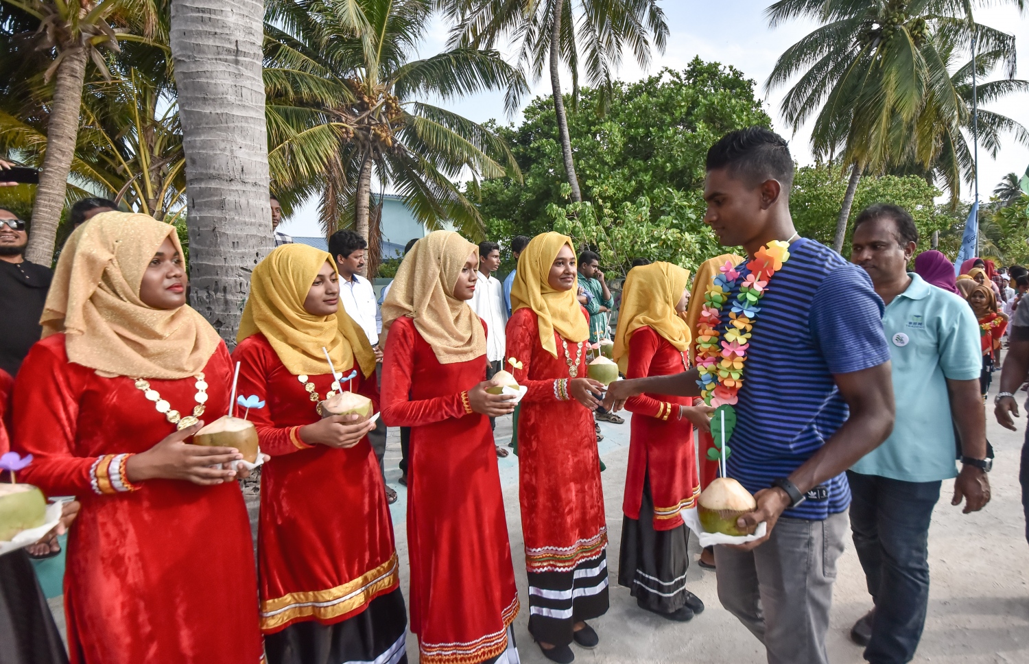 މިހާރު އެވޯޑްސްގެ ސީއެސްއާރް ދަތުރުގައި ދުވުންތެރިޔާ ސާއިދު އަށް މާފުށީގެ ރައްޔިތުން މަރުހަބާ ކިޔަނީ: މިހާރު އެވޯޑްސްގެ ބޭނުމަކީ ކުޅުންތެރިންގެ އަގުވަަޒަންކުރުން. --ފޮޓޯ: ނިޝާން އަލީ/ މިހާރު