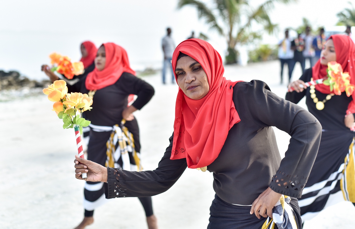ކ. މާފުށި: ނޮވެމްބަރު 4، 2017- މިހާރު އެވޯޑްސްގެ ފަރާތުން އިންތިޒާމް ކުރި ސްޕޯޓްސް ސްޓާސް ފިއެސްޓާ އަށް ޒިޔާރަތްކުރި މެހުމާނުންނަށް މަރުހަބާގެ ހަރަކާތެއް ހުށަހަޅައިދެނީ.---މިހާރު ފޮޓޯ