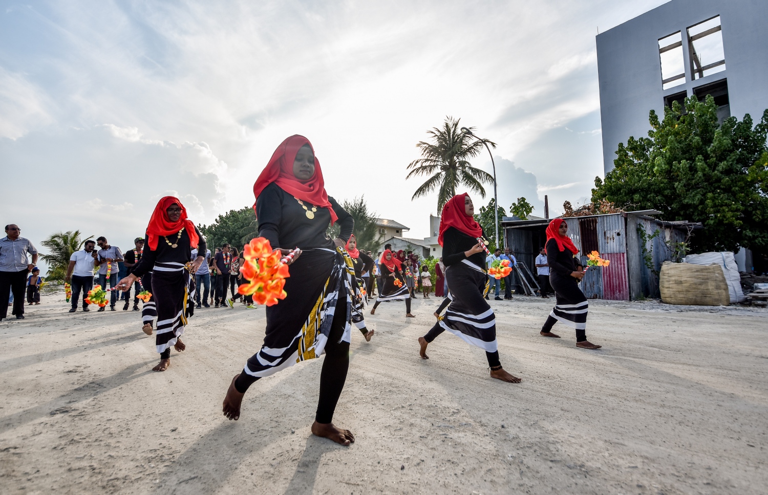 ކ. މާފުށި: ނޮވެމްބަރު 4، 2017- މިހާރު އެވޯޑްސްގެ ފަރާތުން އިންތިޒާމް ކުރި ސްޕޯޓްސް ސްޓާސް ފިއެސްޓާ އަށް ޒިޔާރަތްކުރި މެހުމާނުންނަށް މަރުހަބާގެ ހަރަކާތެއް ހުށަހަޅައިދެނީ.---މިހާރު ފޮޓޯ