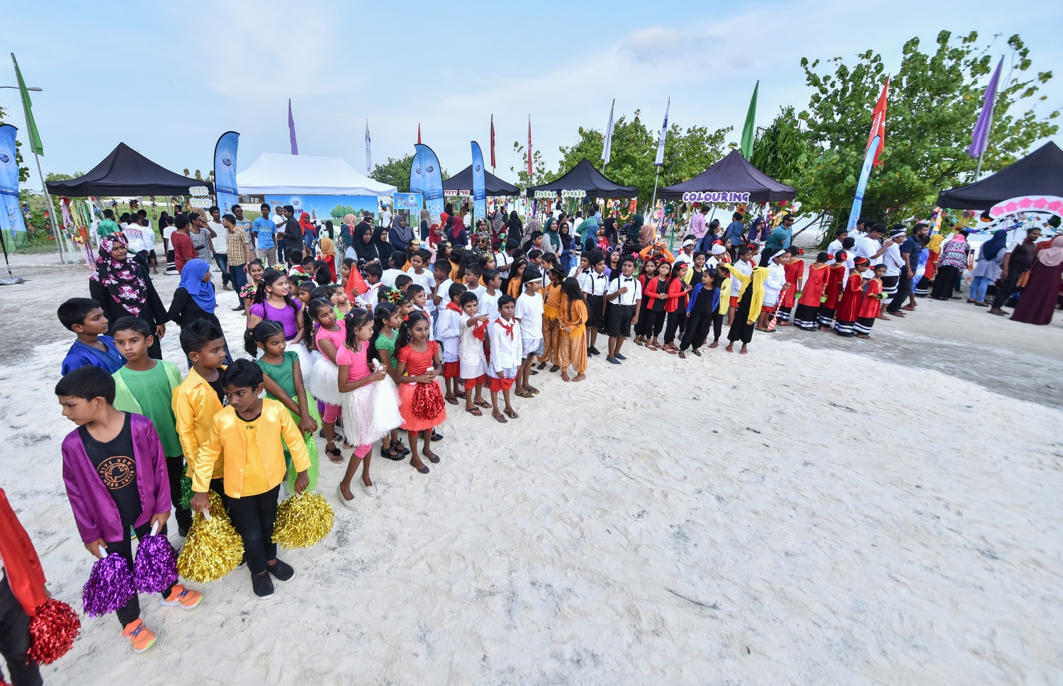 ކ. މާފުށި: ނޮވެމްބަރު 4، 2017- މިހާރު އެވޯޑްސްގެ ފަރާތުން އިންތިޒާމް ކުރި ސްޕޯޓްސް ސްޓާސް ފިއެސްޓާގައި މުނިފޫހިފިލުވުމުގެ ހަރަކާތްތައް ހުށަހަޅައިދިން ބައެއް ކުދިން.---މިހާރު ފޮޓޯ