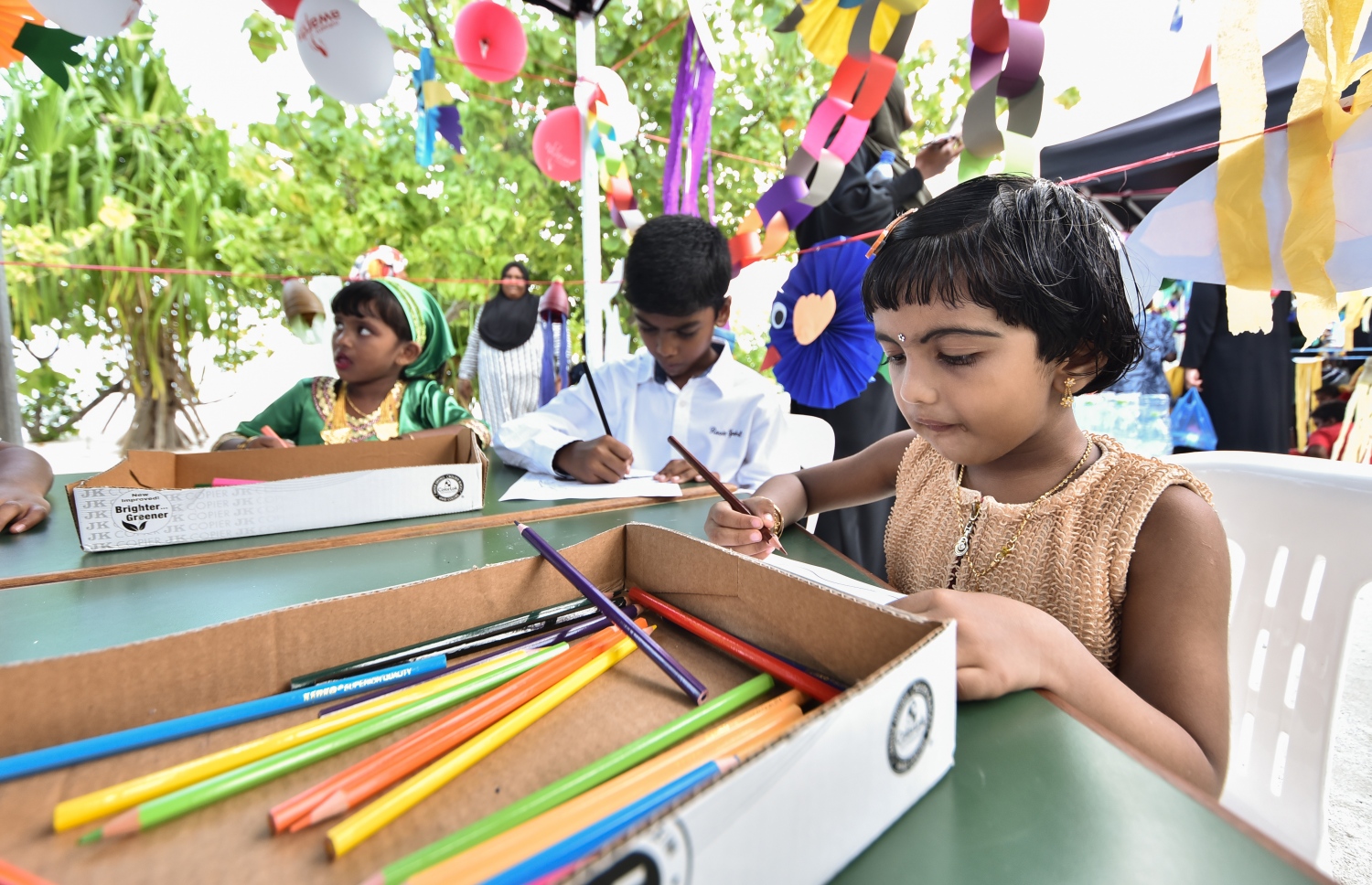 ކ. މާފުށި: ނޮވެމްބަރު 4، 2017- މިހާރު އެވޯޑްސްގެ ފަރާތުން އިންތިޒާމް ކުރި ސްޕޯޓްސް ސްޓާސް ފިއެސްޓާގައި ހުރި ސްޓޯލެއްގައި ކުޑަކުދިން ކުރަހަނީ.---މިހާރު ފޮޓޯ