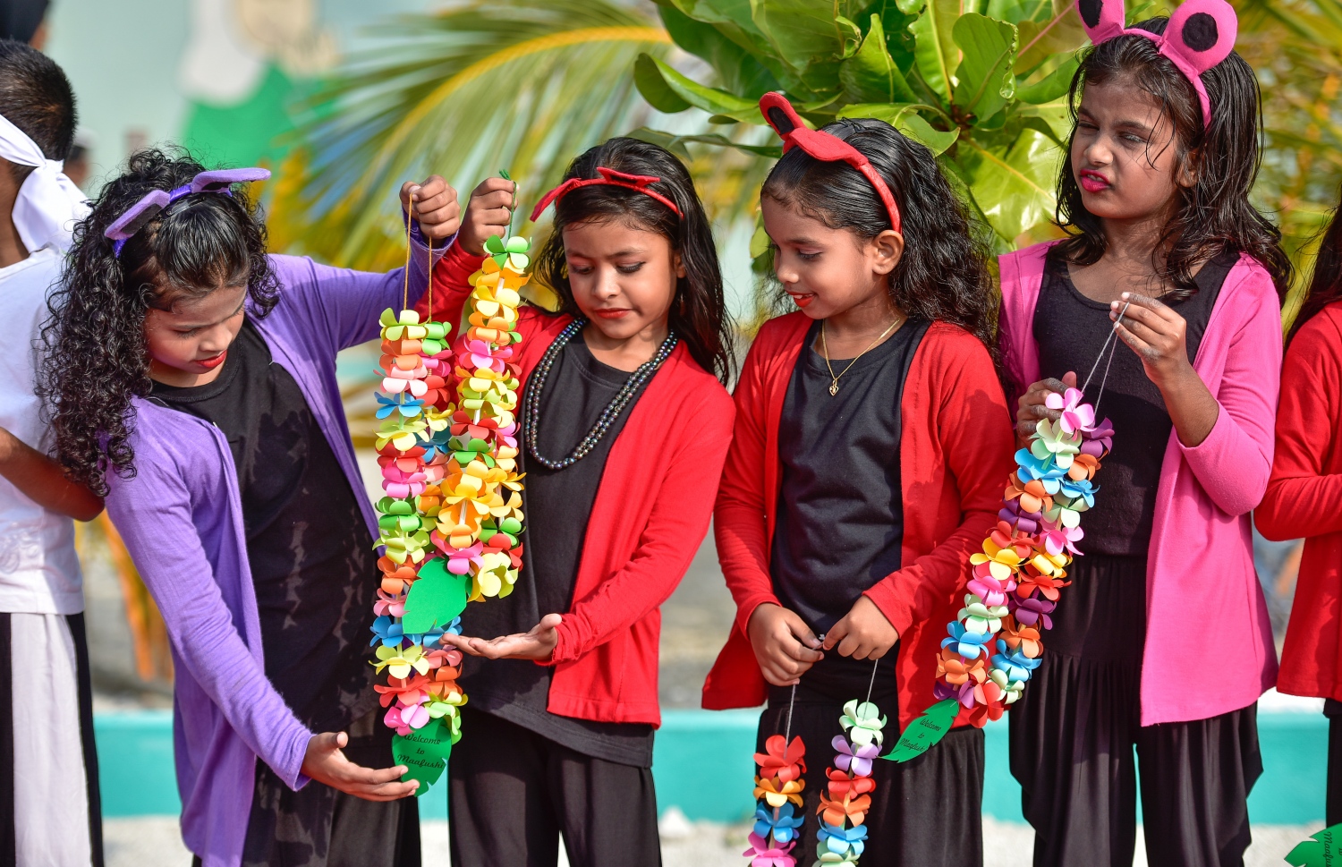 ކ. މާފުށި: ނޮވެމްބަރު 4، 2017- މިހާރު އެވޯޑްސްގެ ފަރާތުން އިންތިޒާމް ކުރި ސްޕޯޓްސް ސްޓާސް ފިއެސްޓާގެ އަށް ވަޑައިގެންނެވި މެހުމާނުންގެ ކަރުގައި މާފަތި އެޅުވުމަށް ތައްޔާރުވެގެން ތިބި މާފުށީ ސްކޫލުގެ ކުދިންތަކެއް އެތުރިގެން..---މިހާރު ފޮޓޯ