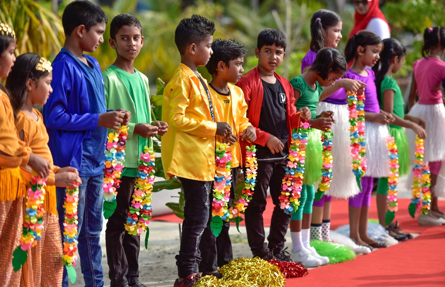 ކ. މާފުށި: ނޮވެމްބަރު 4، 2017- މިހާރު އެވޯޑްސްގެ ފަރާތުން އިންތިޒާމް ކުރި ސްޕޯޓްސް ސްޓާސް ފިއެސްޓާގެ އަށް ވަޑައިގެންނެވި މެހުމާނުންގެ ކަރުގައި މާފަތި އެޅުވުމަށް ތައްޔާރުވެގެން ތިބި މާފުށީ ސްކޫލުގެ ކުދިންތަކެއް އެތުރިގެން..---މިހާރު ފޮޓޯ