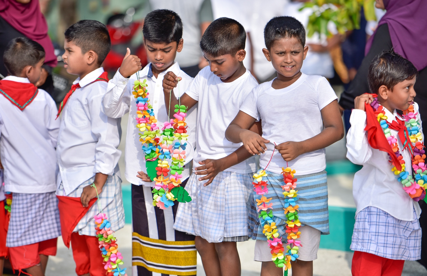ކ. މާފުށި: ނޮވެމްބަރު 4، 2017- މިހާރު އެވޯޑްސްގެ ފަރާތުން އިންތިޒާމް ކުރި ސްޕޯޓްސް ސްޓާސް ފިއެސްޓާގެ އަށް ވަޑައިގެންނެވި މެހުމާނުންގެ ކަރުގައި މާފަތި އެޅުވުމަށް ތައްޔާރުވެގެން ތިބި މާފުށީ ސްކޫލުގެ ކުދިންތަކެއް އެތުރިގެން..---މިހާރު ފޮޓޯ