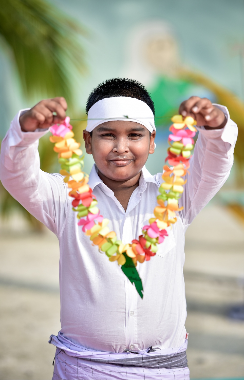 ކ. މާފުށި: ނޮވެމްބަރު 4، 2017- މިހާރު އެވޯޑްސްގެ ފަރާތުން އިންތިޒާމް ކުރި ސްޕޯޓްސް ސްޓާސް ފިއެސްޓާގެ އަށް ވަޑައިގެންނެވި މެހުމާނުންގެ ކަރުގައި މާފަތި އެޅުވުމަށް ތައްޔާރުވެގެން ހުރި ކުޑަކުއްޖަކު މަޑުކޮށްލައިގެން.---މިހާރު ފޮޓޯ