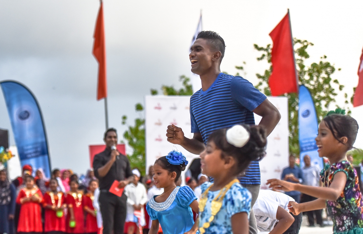 ކ. މާފުށި: ނޮވެމްބަރު 4، 2017- މިހާރު އެވޯޑްސްގެ ފަރާތުން އިންތިޒާމް ކުރި ސްޕޯޓްސް ސްޓާސް ފިއެސްޓާގައި ދުވުންތެރިޔާ ސާއިދު ބައެެއް ކުދިންނާ އެކު ދުވަނީ.---މިހާރު ފޮޓޯ