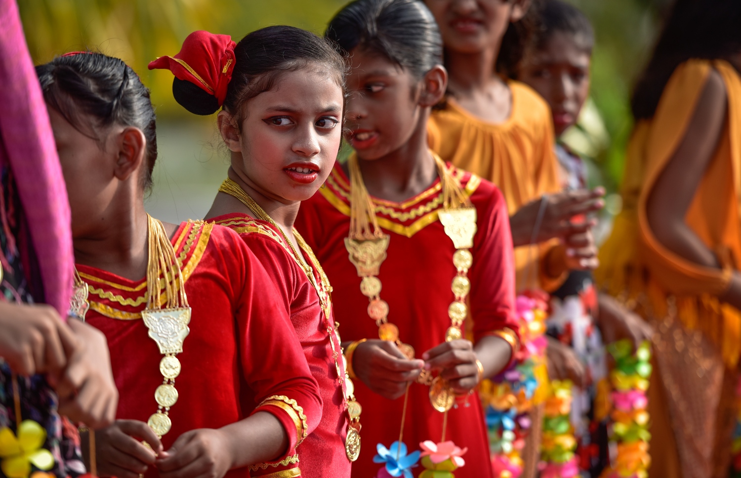ކ. މާފުށި: ނޮވެމްބަރު 4، 2017- މިހާރު އެވޯޑްސްގެ ފަރާތުން އިންތިޒާމް ކުރި ސްޕޯޓްސް ސްޓާސް ފިއެސްޓާގެ އަށް ވަޑައިގެންނެވި މެހުމާނުންގެ ކަރުގައި މާފަތި އެޅުވުމަށް ތައްޔާރުވެގެން ތިބި މާފުށީ ސްކޫލުގެ ކުދިންތަކެއް އެތުރިގެން..---މިހާރު ފޮޓޯ