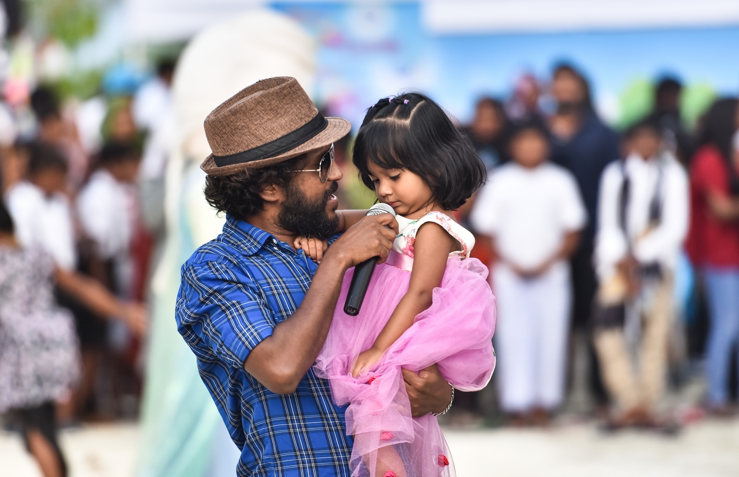 ކ. މާފުށި: ނޮވެމްބަރު 4، 2017- މިހާރު އެވޯޑްސްގެ ފަރާތުން އިންތިޒާމް ކުރި ސްޕޯޓްސް ސްޓާސް ފިއެސްޓާގައި ލަވަކިޔުންތެރިޔާ އިބްރާހިމް އަލީ (ކުޑަ އިއްބެ) ކުޑަކުއްޖަކާ އެކު.---މިހާރު ފޮޓޯ