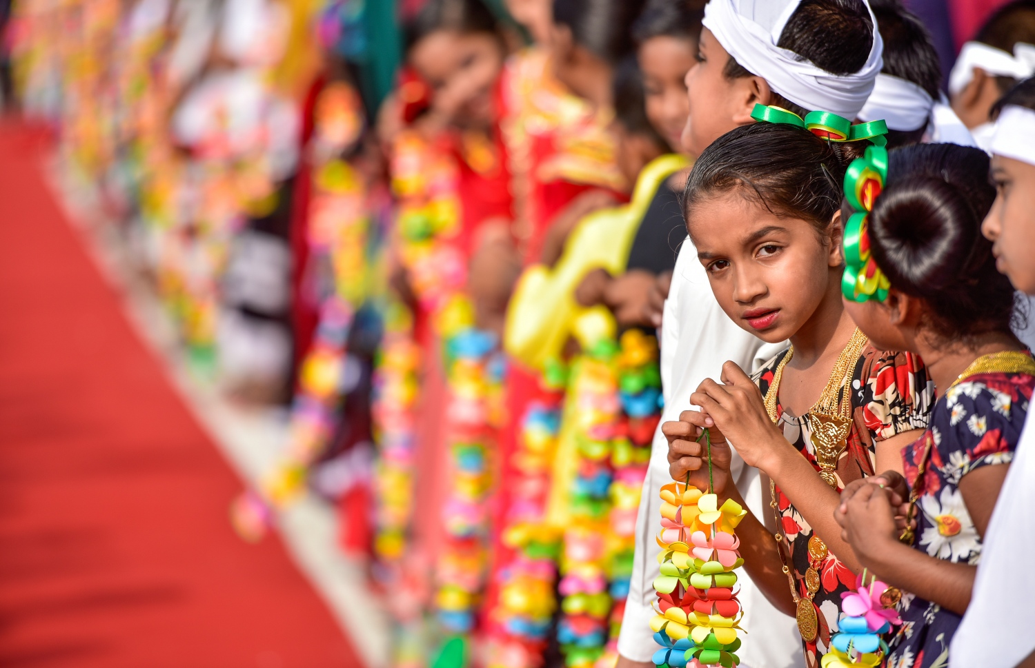 ކ. މާފުށި: ނޮވެމްބަރު 4، 2017- މިހާރު އެވޯޑްސްގެ ފަރާތުން އިންތިޒާމް ކުރި ސްޕޯޓްސް ސްޓާސް ފިއެސްޓާގެ އަށް ވަޑައިގެންނެވި މެހުމާނުންގެ ކަރުގައި މާފަތި އެޅުވުމަށް ތައްޔާރުވެގެން ތިބި މާފުށީ ސްކޫލުގެ ކުދިންތަކެއް އެތުރިގެން..---މިހާރު ފޮޓޯ