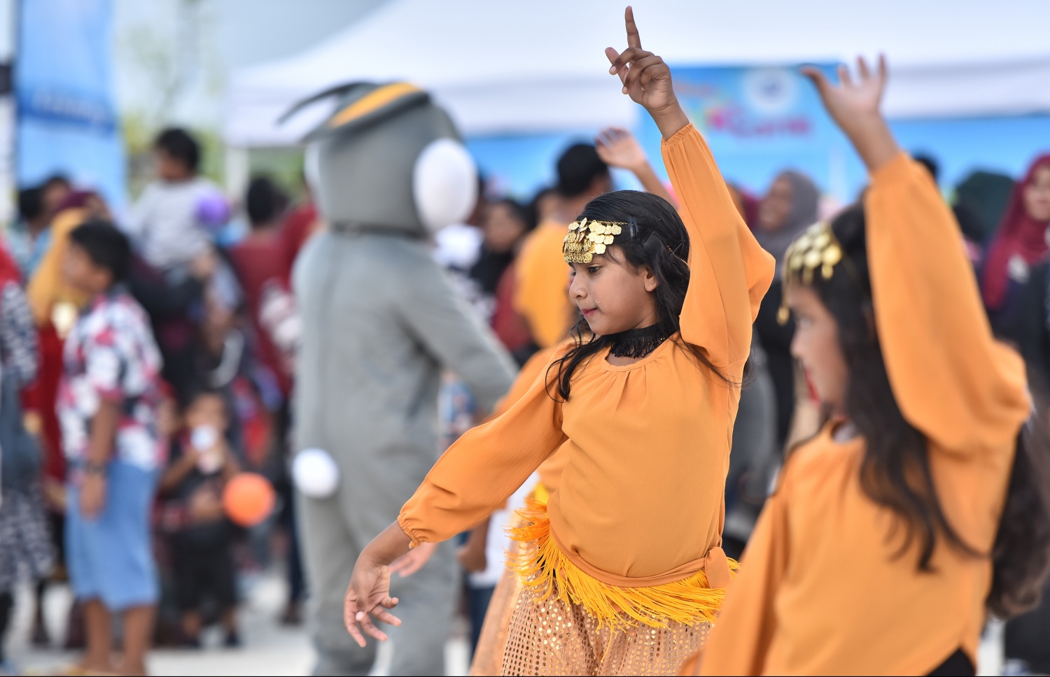 ކ. މާފުށި: ނޮވެމްބަރު 4، 2017- މިހާރު އެވޯޑްސްގެ ފަރާތުން އިންތިޒާމް ކުރި ސްޕޯޓްސް ސްޓާސް ފިއެސްޓާގައި މާފުށީ ސްކޫލުގެ ބައެއް ކުދިން މުނިފޫހިފިލުވުމުގެ ހަރަކާތެއް ހުށަހަޅައިދެނީ.---މިހާރު ފޮޓޯ