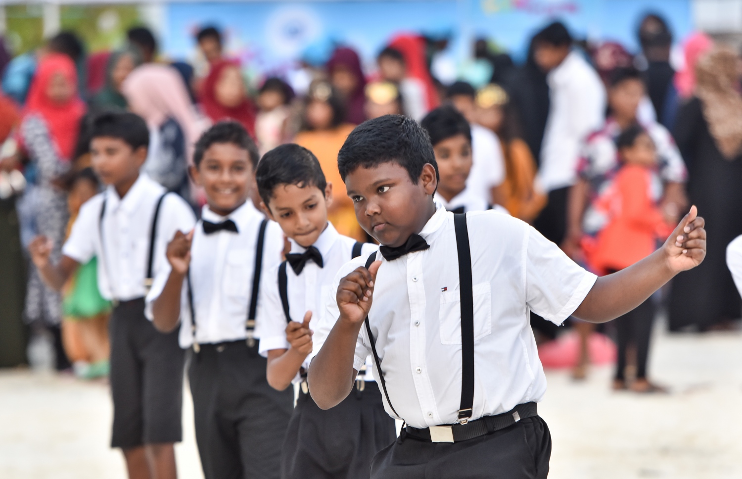 ކ. މާފުށި: ނޮވެމްބަރު 4، 2017- މިހާރު އެވޯޑްސްގެ ފަރާތުން އިންތިޒާމް ކުރި ސްޕޯޓްސް ސްޓާސް ފިއެސްޓާގައި މާފުށީ ސްކޫލުގެ ބައެއް ކުދިން މުނިފޫހިފިލުވުމުގެ ހަރަކާތެއް ހުށަހަޅައިދެނީ.---މިހާރު ފޮޓޯ