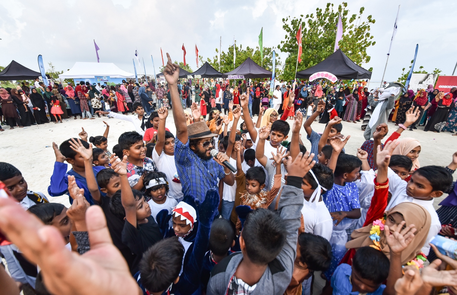 ކ. މާފުށި: ނޮވެމްބަރު 4، 2017- މިހާރު އެވޯޑްސްގެ ފަރާތުން އިންތިޒާމް ކުރި ސްޕޯޓްސް ސްޓާސް ފިއެސްޓާގައި ލަވަކިޔުންތެރިޔާ އިބްރާހިމް އަލީ (ކުޑަ އިއްބެ) ބައެއް ކުޑަކުދިންނާ އެކު ލަވައެއް ހުށަހަޅަނީ.---މިހާރު ފޮޓޯ