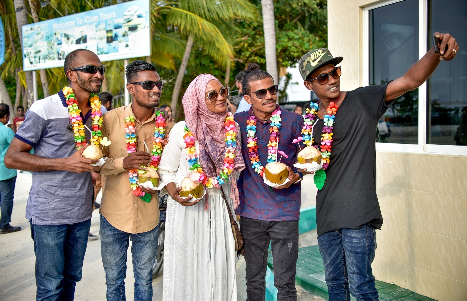 ކ. މާފުށި: ނޮވެމްބަރު 4، 2017- މިހާރު އެވޯޑްސްގެ ފަރާތުން އިންތިޒާމް ކުރި ސްޕޯޓްސް ސްޓާސް ފިއެސްޓާގައި ބައިވެރިވި، ކުޅިވަރުގެ ބައެއް ތަރިން ސެލްފީއެއް ނަގަނީ.---މިހާރު ފޮޓޯ