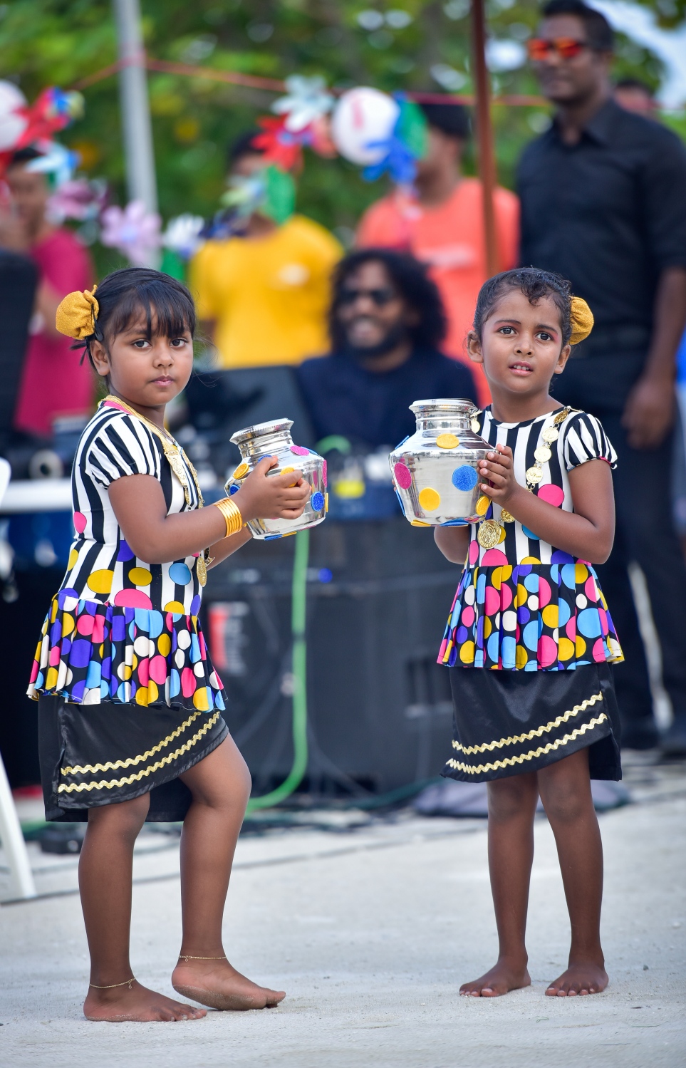 ކ. މާފުށި: ނޮވެމްބަރު 4، 2017- މިހާރު އެވޯޑްސްގެ ފަރާތުން އިންތިޒާމް ކުރި ސްޕޯޓްސް ސްޓާސް ފިއެސްޓާގައި މާފުށީ ސްކޫލުގެ ބައެއް ކުދިން މުނިފޫހިފިލުވުމުގެ ހަރަކާތެއް ހުށަހަޅައިދެނީ.---މިހާރު ފޮޓޯ