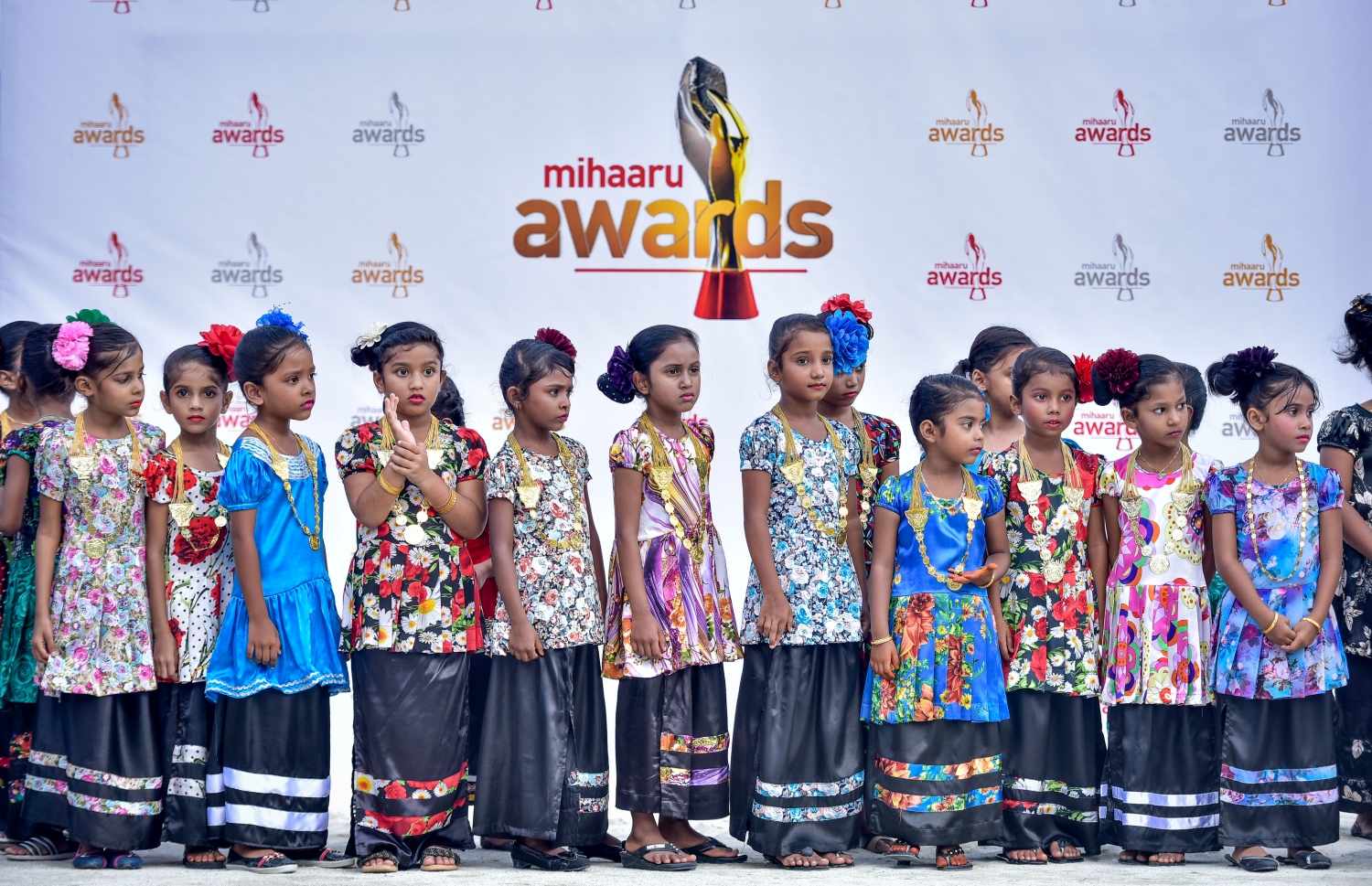 ކ. މާފުށި: ނޮވެމްބަރު 4، 2017- މިހާރު އެވޯޑްސްގެ ފަރާތުން އިންތިޒާމް ކުރި ސްޕޯޓްސް ސްޓާސް ފިއެސްޓާގައި މާފުށީ ސްކޫލުގެ ބައެއް ކުދިން މުނިފޫހިފިލުވުމުގެ ހަރަކާތެއް ހުށަހަޅައިދެނީ.---މިހާރު ފޮޓޯ