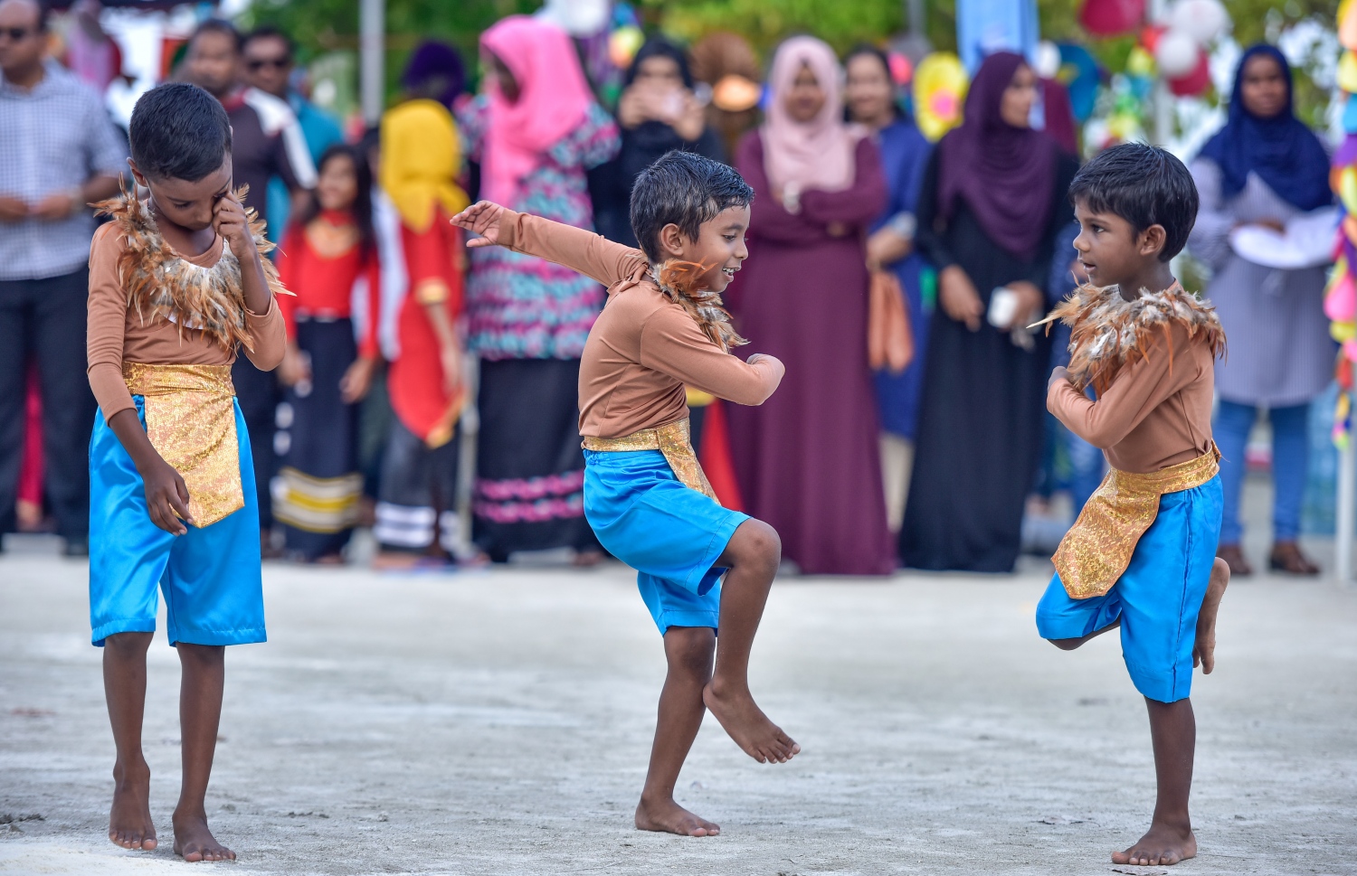 ކ. މާފުށި: ނޮވެމްބަރު 4، 2017- މިހާރު އެވޯޑްސްގެ ފަރާތުން އިންތިޒާމް ކުރި ސްޕޯޓްސް ސްޓާސް ފިއެސްޓާގައި މާފުށީ ސްކޫލުގެ ބައެއް ކުދިން މުނިފޫހިފިލުވުމުގެ ހަރަކާތެއް ހުށަހަޅައިދެނީ.---މިހާރު ފޮޓޯ