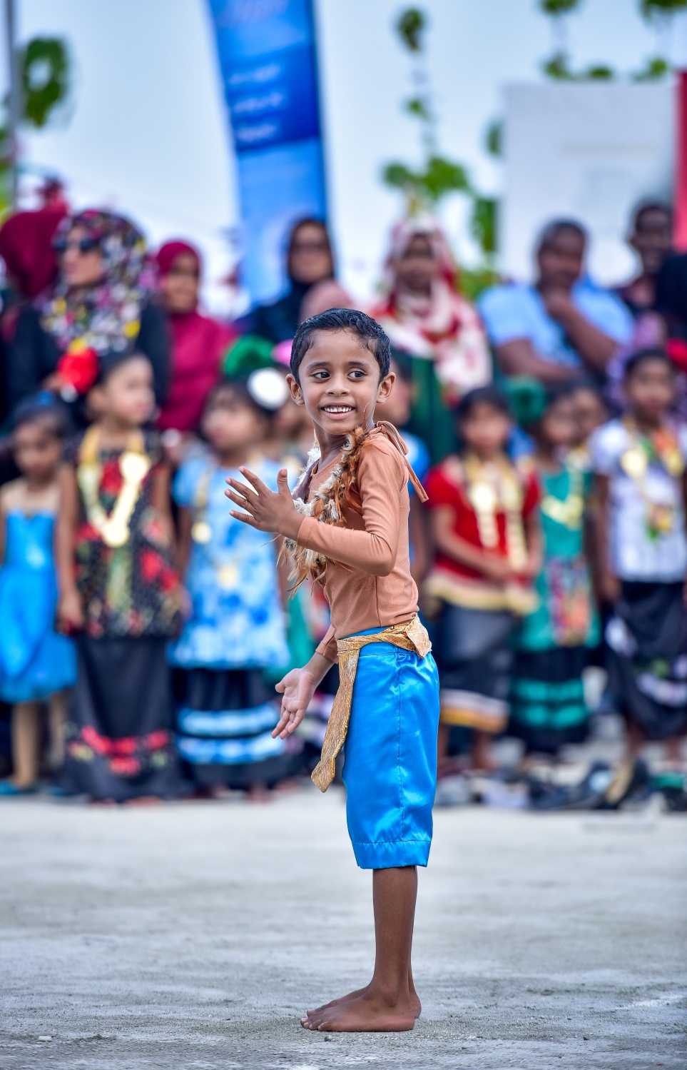 ކ. މާފުށި: ނޮވެމްބަރު 4، 2017- މިހާރު އެވޯޑްސްގެ ފަރާތުން އިންތިޒާމް ކުރި ސްޕޯޓްސް ސްޓާސް ފިއެސްޓާގައި މާފުށީ ސްކޫލުގެ ކުއްޖަކު މުނިފޫހިފިލުވުމުގެ ހަރަކާތެއް ހުށަހަޅައިދެނީ.---މިހާރު ފޮޓޯ