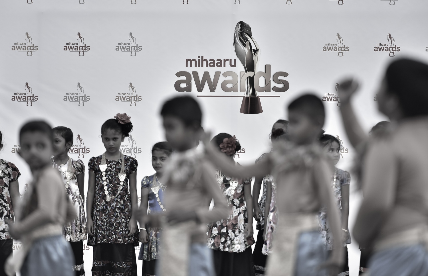 ކ. މާފުށި: ނޮވެމްބަރު 4، 2017- މިހާރު އެވޯޑްސްގެ ފަރާތުން އިންތިޒާމް ކުރި ސްޕޯޓްސް ސްޓާސް ފިއެސްޓާގައި މާފުށީ ސްކޫލުގެ ބައެއް ކުދިން މުނިފޫހިފިލުވުމުގެ ހަރަކާތެއް ހުށަހަޅައިދެނީ.---މިހާރު ފޮޓޯ