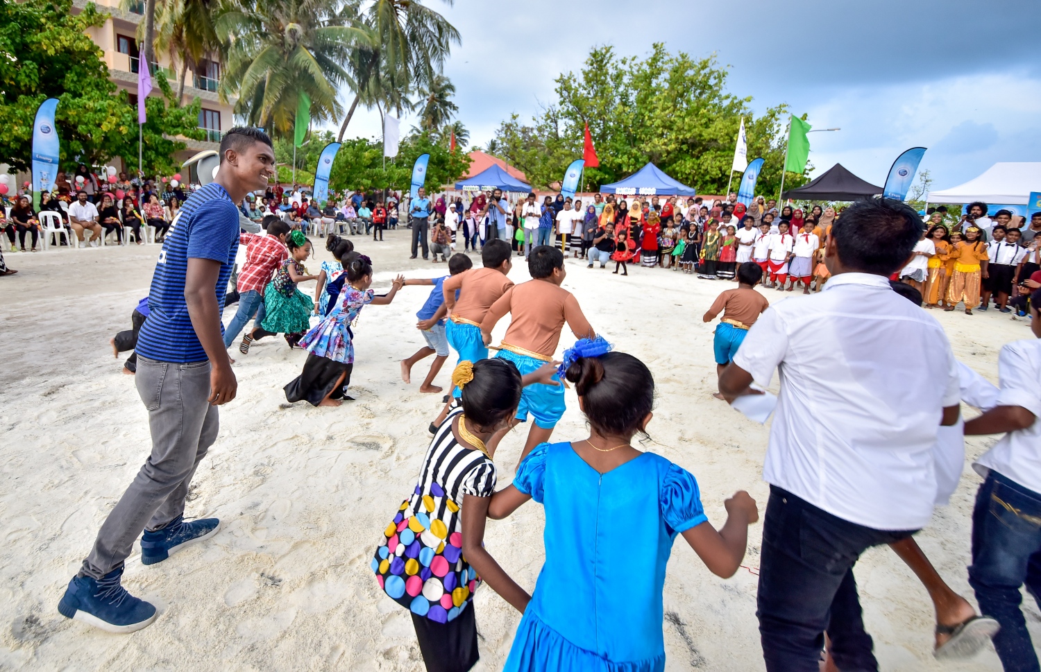 ކ. މާފުށި: ނޮވެމްބަރު 4، 2017- މިހާރު އެވޯޑްސްގެ ފަރާތުން އިންތިޒާމް ކުރި ސްޕޯޓްސް ސްޓާސް ފިއެސްޓާގައި ދުވުންތެރިޔާ ހަސަން ސާއިދާ އެކު މި ރަށުގެ ކުދިންތަކެއް ދުވަނީ..---މިހާރު ފޮޓޯ