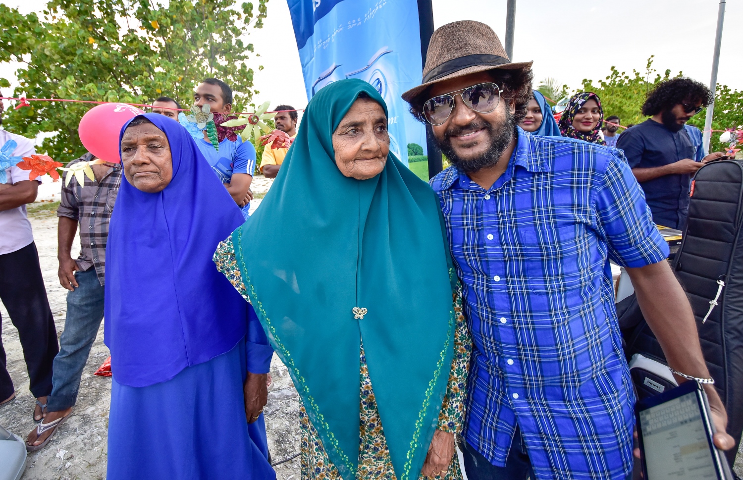 ކ. މާފުށި: ނޮވެމްބަރު 4، 2017- މިހާރު އެވޯޑްސްގެ ފަރާތުން އިންތިޒާމް ކުރި ސްޕޯޓްސް ސްޓާސް ފިއެސްޓާއަށް ދިޔަ މަޝްހޫރު ލަވަކިޔުންތެރިޔާ އިބްރާހިމް އަލީ (ކުޑަ އިއްބެ) އުމުރުން ދުވަސްވީ މީހަކާ އެކު ފޮޓޯއެއް ނަގަނީ.---މިހާރު ފޮޓޯ