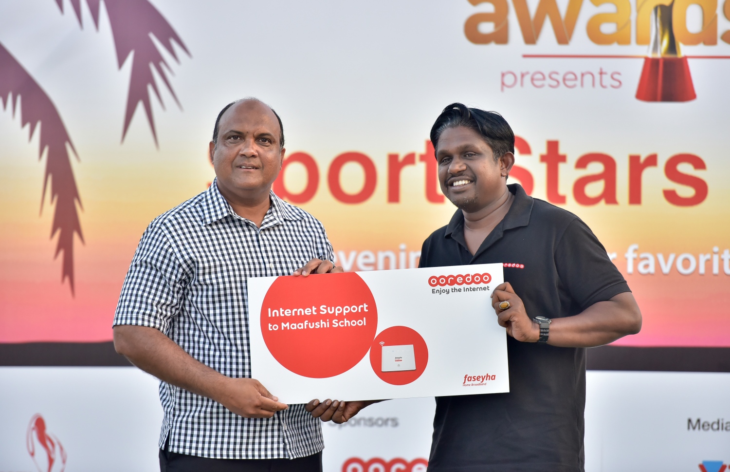 ކ. މާފުށި: ނޮވެމްބަރު 4، 2017- މިހާރު އެވޯޑްސްގެ ފަރާތުން އިންތިޒާމް ކުރި ސްޕޯޓްސް ސްޓާސް ފިއެސްޓާއާ ގުޅިގެން، އުރީދޫގެ ފަރާތުން މާފުށީ ސްކޫލަށް މޮޑަމްއެއް ހަދިޔާ ކުރަނީ.---މިހާރު ފޮޓޯ