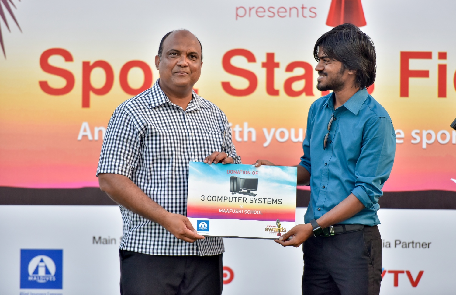 ކ. މާފުށި: ނޮވެމްބަރު 4، 2017- މިހާރު އެވޯޑްސްގެ ފަރާތުން އިންތިޒާމް ކުރި ސްޕޯޓްސް ސްޓާސް ފިއެސްޓާއާ ގުޅިގެން، އެލައިޑުގެ ފަރާތުން މާފުށީ ސްކޫލަށް ކޮމްޕިއުޓަރު ސިސްޓަމް ހަދިޔާ ކުރަނީ.---މިހާރު ފޮޓޯ