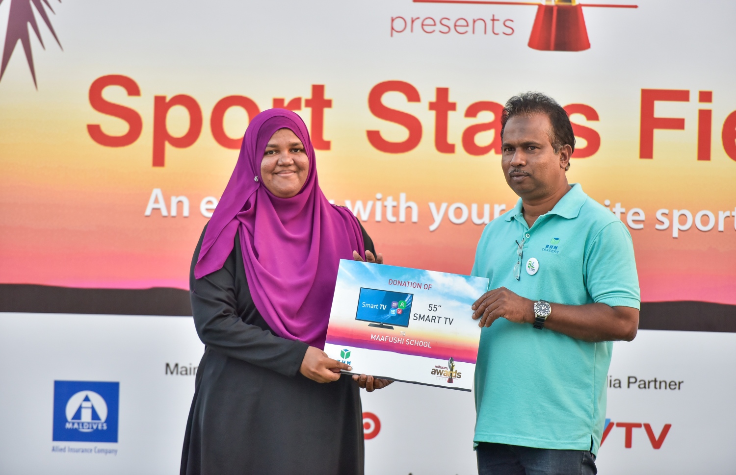 ކ. މާފުށި: ނޮވެމްބަރު 4، 2017- މިހާރު އެވޯޑްސްގެ ފަރާތުން އިންތިޒާމް ކުރި ސްޕޯޓްސް ސްޓާސް ފިއެސްޓާއާ ގުޅިގެން، ބީއެޗްއެމްގެ ފަރާތުން މާފުށީ ސްކޫލަށް ސްމާޓް ޓީވީއެއް ހަދިޔާ ކުރަނީ.---މިހާރު ފޮޓޯ