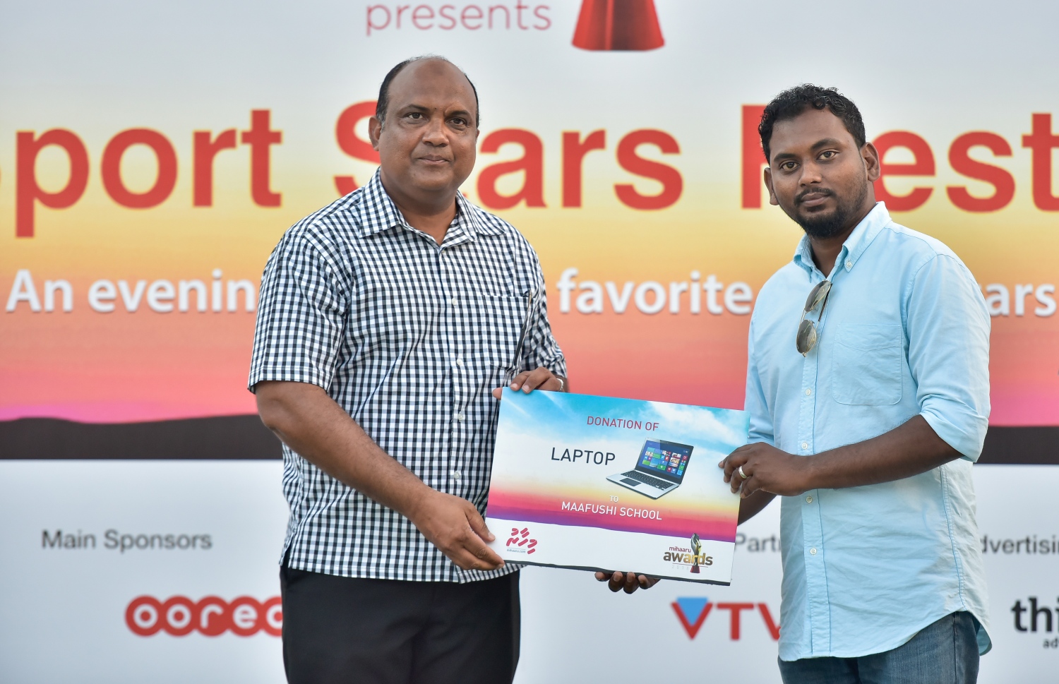 ކ. މާފުށި: ނޮވެމްބަރު 4، 2017- މިހާރު އެވޯޑްސްގެ ފަރާތުން އިންތިޒާމް ކުރި ސްޕޯޓްސް ސްޓާސް ފިއެސްޓާއާ ގުޅިގެން، "މިހާރު" ގެ ފަރާތުން މާފުށީ ސްކޫލަށް ޕްރިންޓާއެއް ހަދިޔާ ކުރަނީ.---މިހާރު ފޮޓޯ