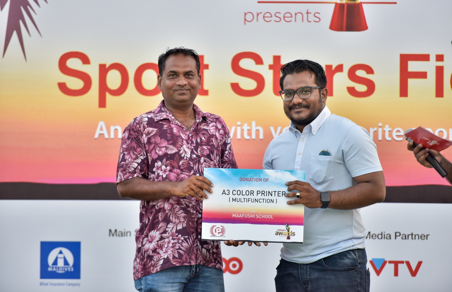 ކ. މާފުށި: ނޮވެމްބަރު 4، 2017- މިހާރު އެވޯޑްސްގެ ފަރާތުން އިންތިޒާމް ކުރި ސްޕޯޓްސް ސްޓާސް ފިއެސްޓާއާ ގުޅިގެން، ކޮޕިއާ ޕްލަސްގެ ފަރާތުން މާފުށީ ސްކޫލަށް ޕްރިންޓާއެއް ހަދިޔާ ކުރަނީ.---މިހާރު ފޮޓޯ