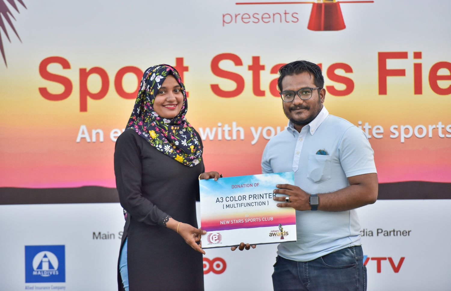 ކ. މާފުށި: ނޮވެމްބަރު 4، 2017- މިހާރު އެވޯޑްސްގެ ފަރާތުން އިންތިޒާމް ކުރި ސްޕޯޓްސް ސްޓާސް ފިއެސްޓާއާ ގުޅިގެން، ކޮޕިއާ ޕްލަސްގެ ފަރާތުން މާފުށީ ސްޓާ ސްޕޯޓްސް ކްލަބަށް، ޕްރިންޓާއެއް ހަދިޔާ ކުރަނީ.---މިހާރު ފޮޓޯ