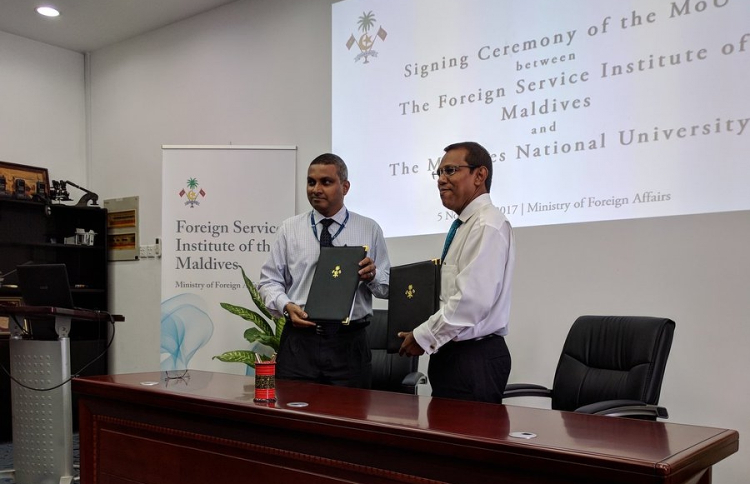 ހާރިޖީ ގުޅުންތަކާ ގުޅޭ އެކި ކޯސްތައް ހިންގުމުގެ އެއްބަސްވުމުގައި ފޮރިން މިނިސްޓްރީގެ ފަރާތުން، ފޮރިިން ސެކްރެޓަރީ ސަރީރު (ކ) އަދި އެމްއެންޔޫގެ ވައިސް ޗާންސެލާ ޑރ. ފަވާޒު ސޮއިކުރެއްވުމަށްފަހު އެއްބަސްވުން ބަދަލުކުރައްވަނީ.-- ފޮޓޯ: އެމްއެންޔޫ