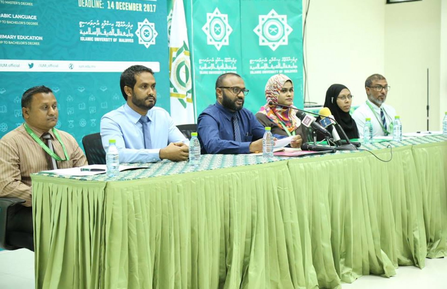 އައިޔޫއެމް އިން އަންނަ އަހަރު ފަށާ ކޯސްތަކުގެ މައުލޫމާތު ދޭން މިއަދު ބޭއްވި ނޫސްވެރިންގެ ބައްދަލުވުމުގައި، އެ ޔުނިވާސިޓީގެ އިސް ބޭފުޅުން ބައިވެރިވެވަަޑައިގަންނަވަނީ.--ފޮޓޯ: އައިޔޫއެމް