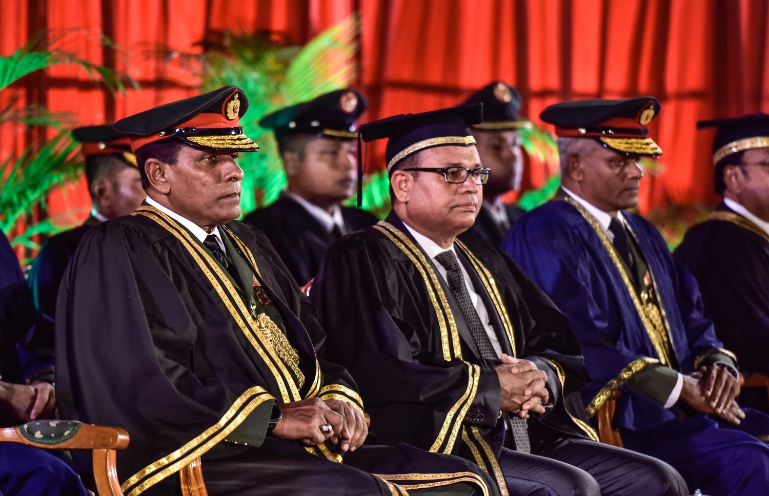 މާލެ: ނޮވެމްބަރު 5، 2017- އެމްއެންޑީއެފް ކޮލެޖު އޮފް ޑިފެންސް އެންޑް ސެކިއުރިޓީ ސްޓަޑީސް އިން ދަސްވެނިވުމުގެ ރަސްމިއްޔާތުގައި ޑިފެންސް މިނިސްޓަރު އާދަމް ޝަރީފާއި ޗީފް އޮފް ޑިފެންސް ފޯސް މޭޖަ ޖެނެރަލް އަހުމަދު ޝިޔާމް ބައިވެރިވެވަޑައިގަންނަވަނީ.---ފޮޓޯ: ހުސެއިން ވަހީދު/މިހާރު