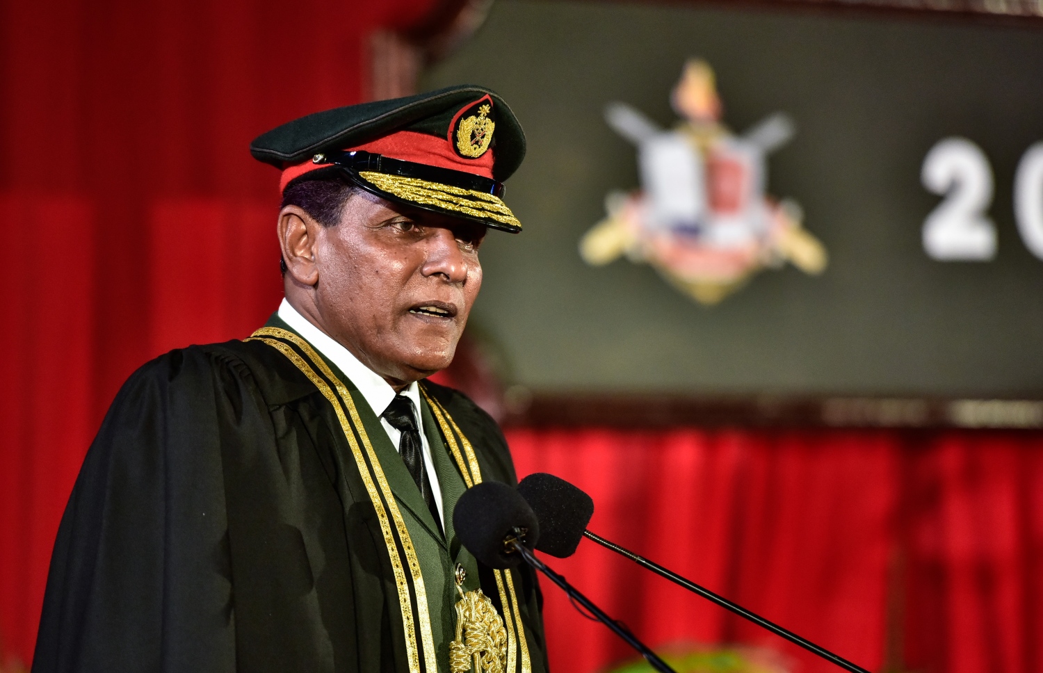 މާލެ: ނޮވެމްބަރު 5، 2017- އެމްއެންޑީއެފް ކޮލެޖު އޮފް ޑިފެންސް އެންޑް ސެކިއުރިޓީ ސްޓަޑީސްގެ ފުރަތަމަ ދަސްވެނިވުމުގެ ރަސްމިއްޔާތުގައި ޗީފް އޮފް ޑިފެންސް ފޯސް މޭޖަ ޖެނެރަލް އަހުމަދު ޝިޔާމް ވާހަކަ ދައްކަވަނީ.---ފޮޓޯ: ހުސެއިން ވަހީދު/މިހާރު