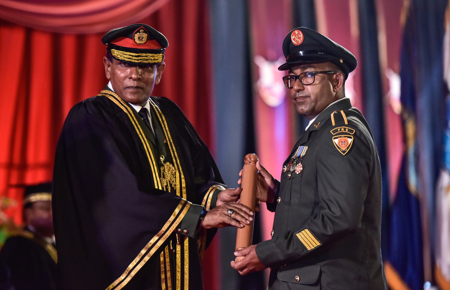 މާލެ: ނޮވެމްބަރު 5، 2017- އެމްއެންޑީއެފް ކޮލެޖު އޮފް ޑިފެންސް އެންޑް ސެކިއުރިޓީ ސްޓަޑީސް އިން ދަސްވެނިންމި ސިފައިންގެ މީހަކަށް، ޗީފް އޮފް ޑިފެންސް ފޯސް މޭޖަ ޖެނެރަލް އަހުމަދު ޝިޔާމް ސެޓްފިކެޓް ހަވާލުލޮށްދެއްވަނީ .---ފޮޓޯ: ހުސެއިން ވަހީދު/މިހާރު